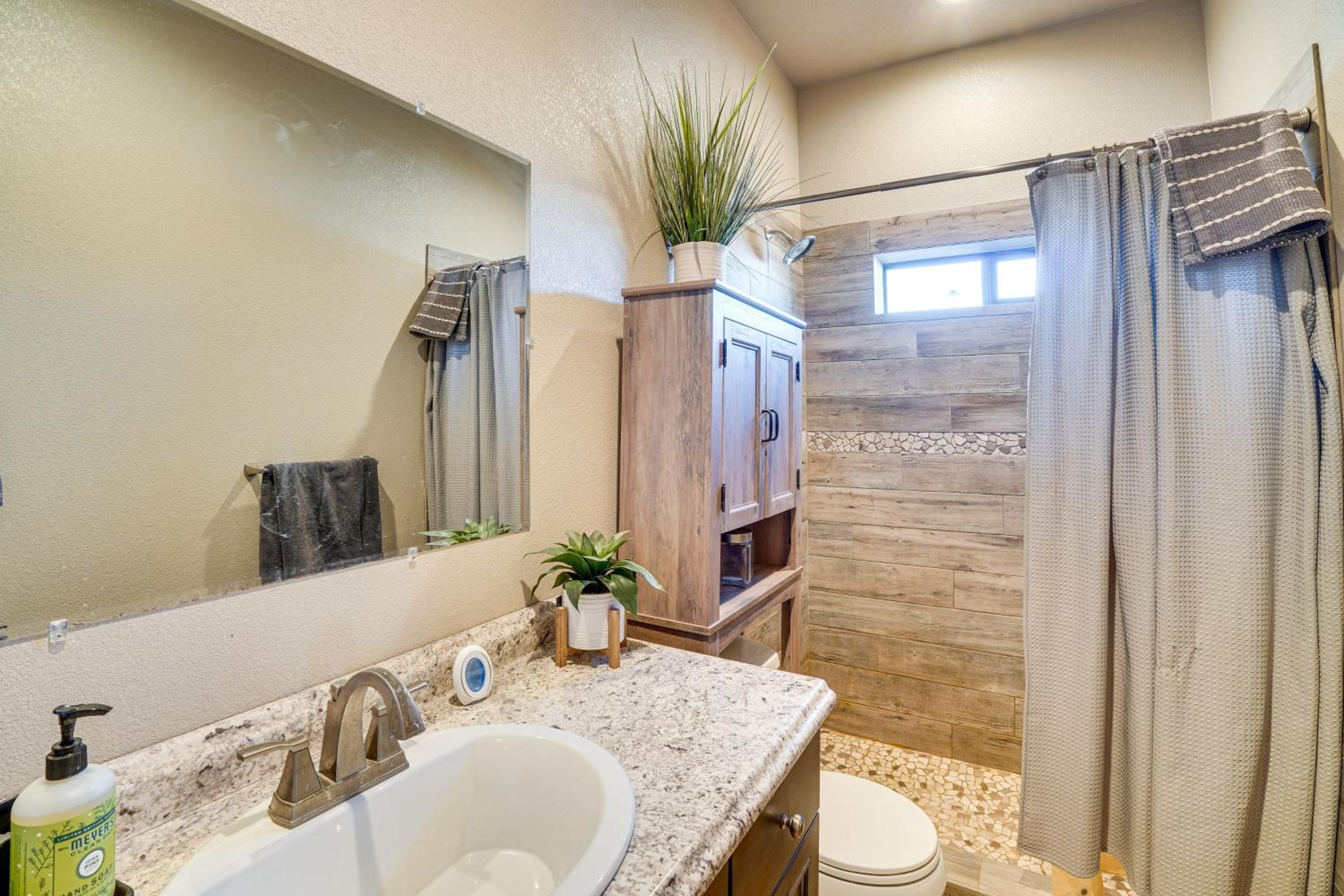 Large Patio and Grill! Group Stay in Midland