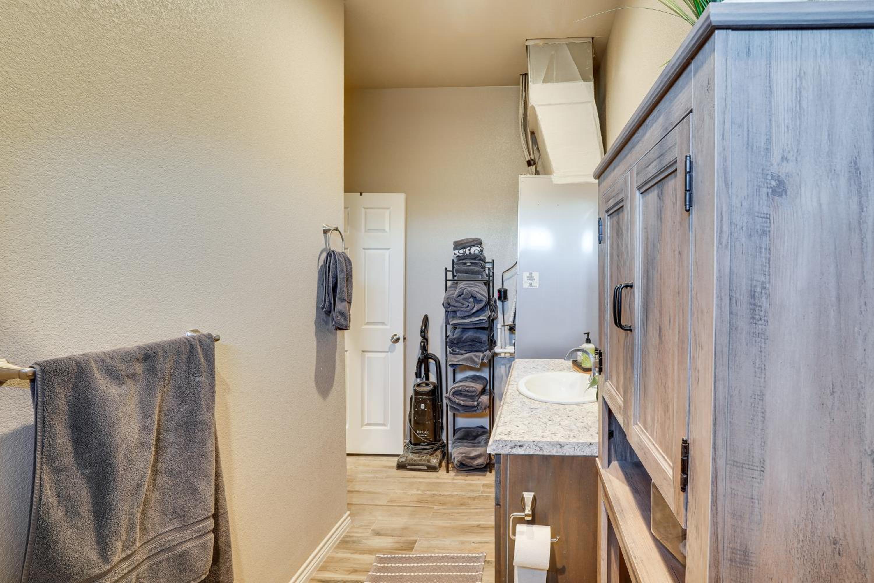 Large Patio and Grill! Group Stay in Midland