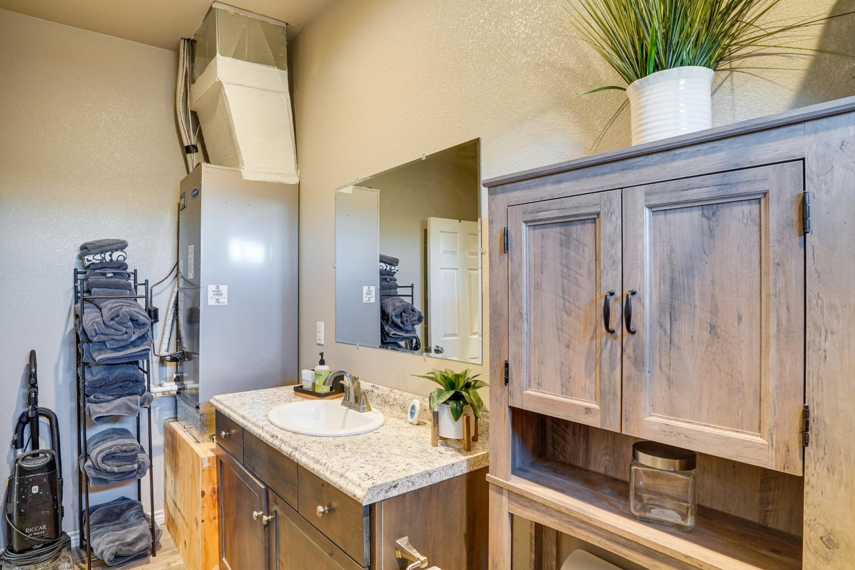 Large Patio and Grill! Group Stay in Midland