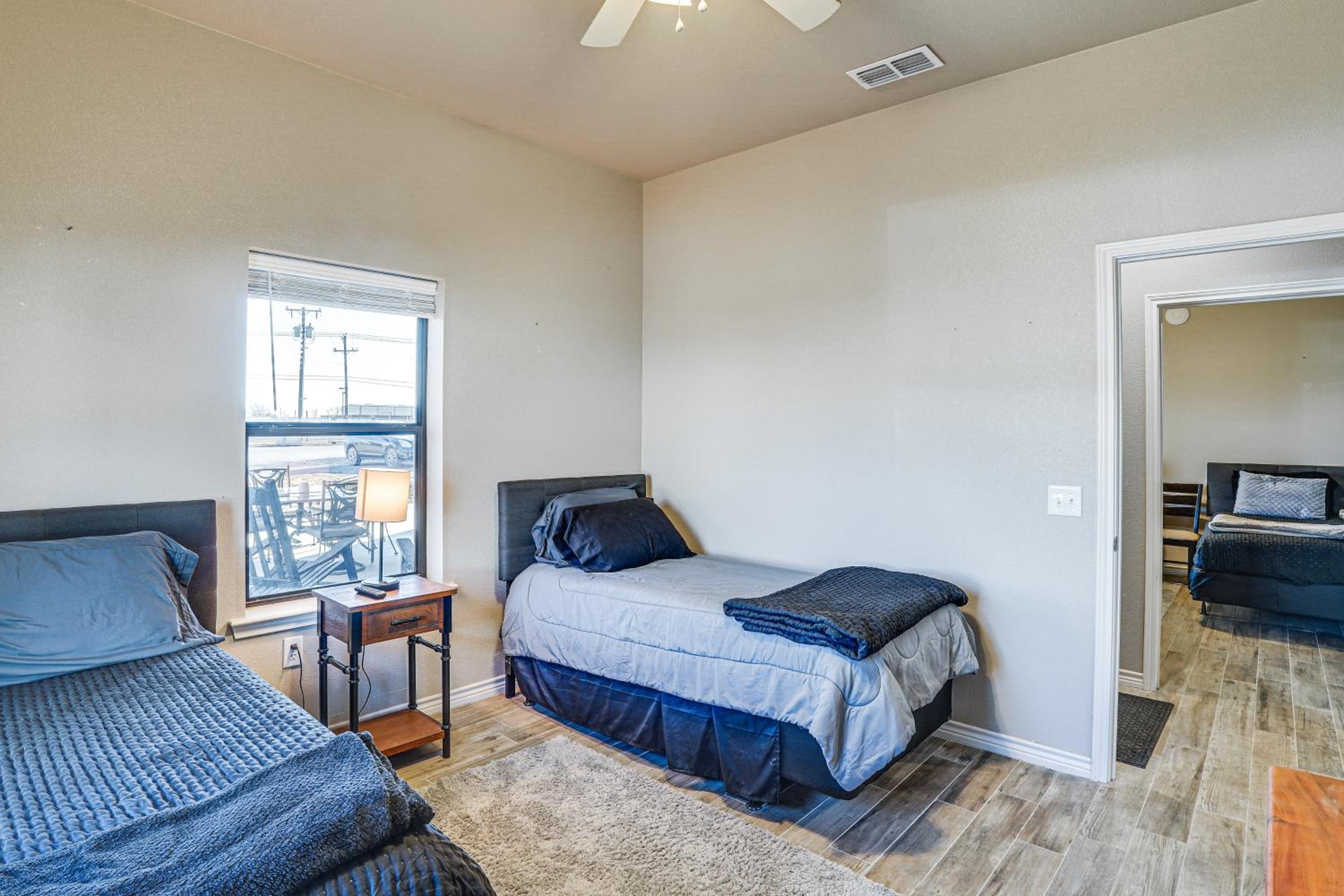 Large Patio and Grill! Group Stay in Midland
