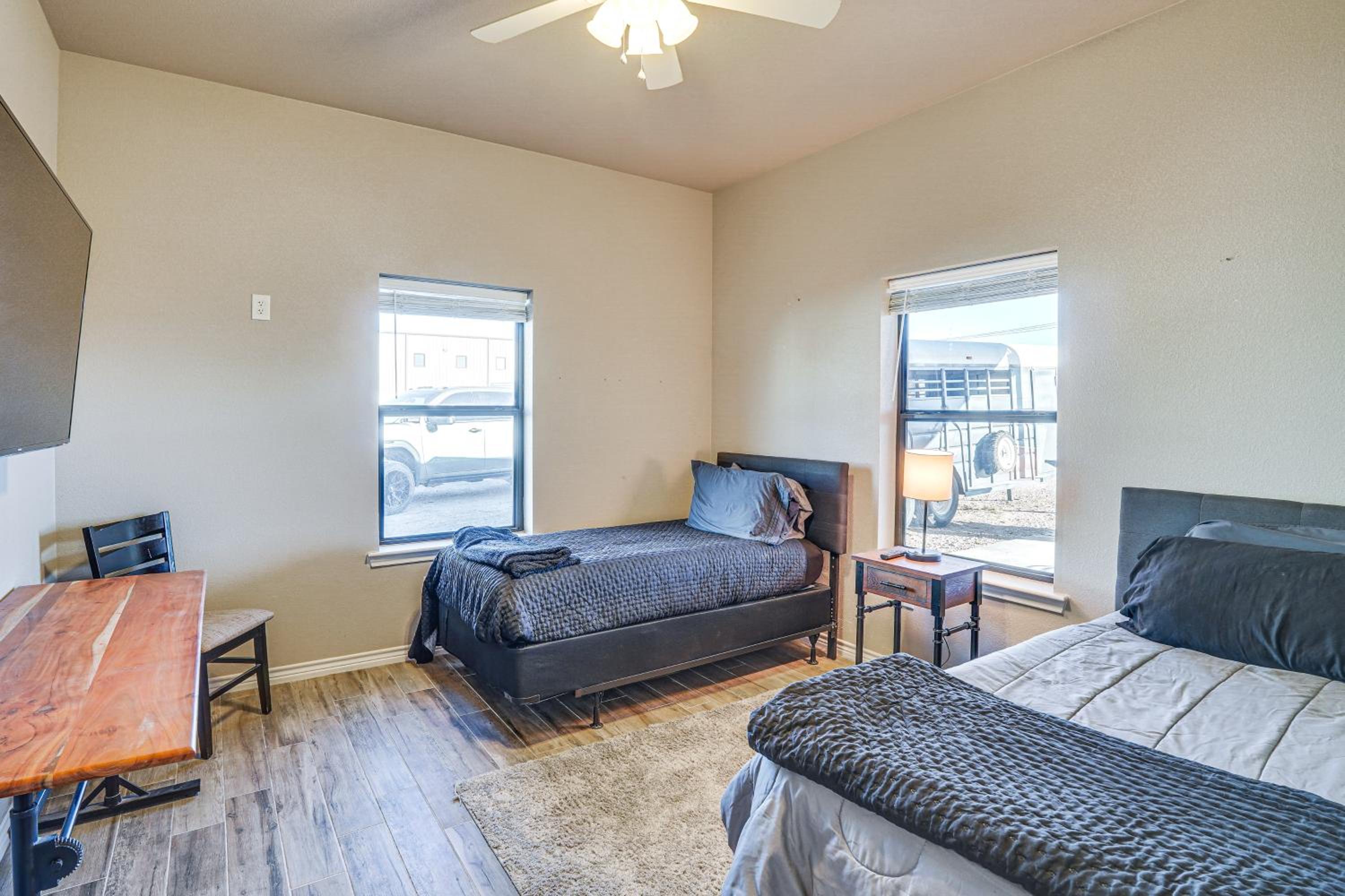 Large Patio and Grill! Group Stay in Midland