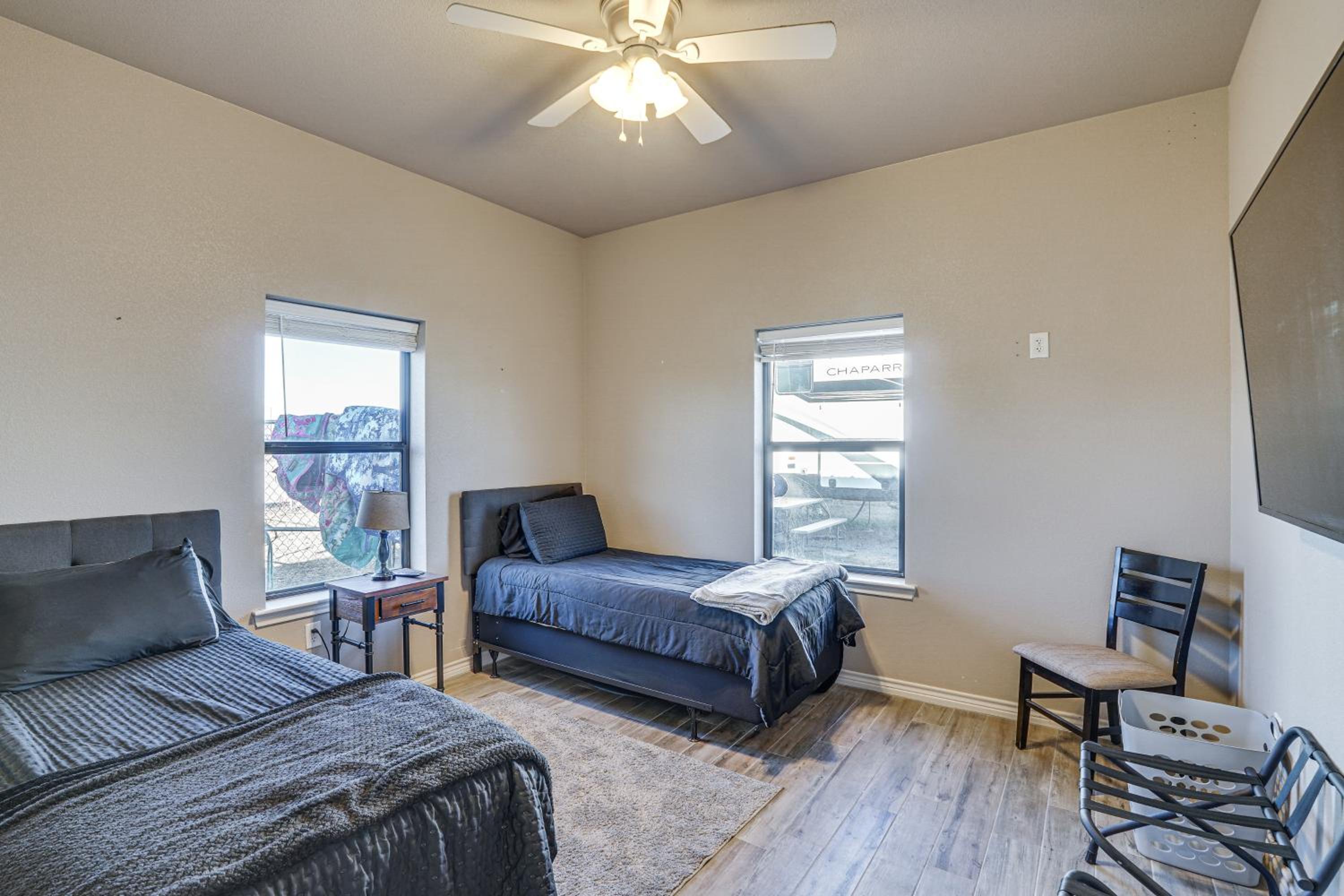 Large Patio and Grill! Group Stay in Midland