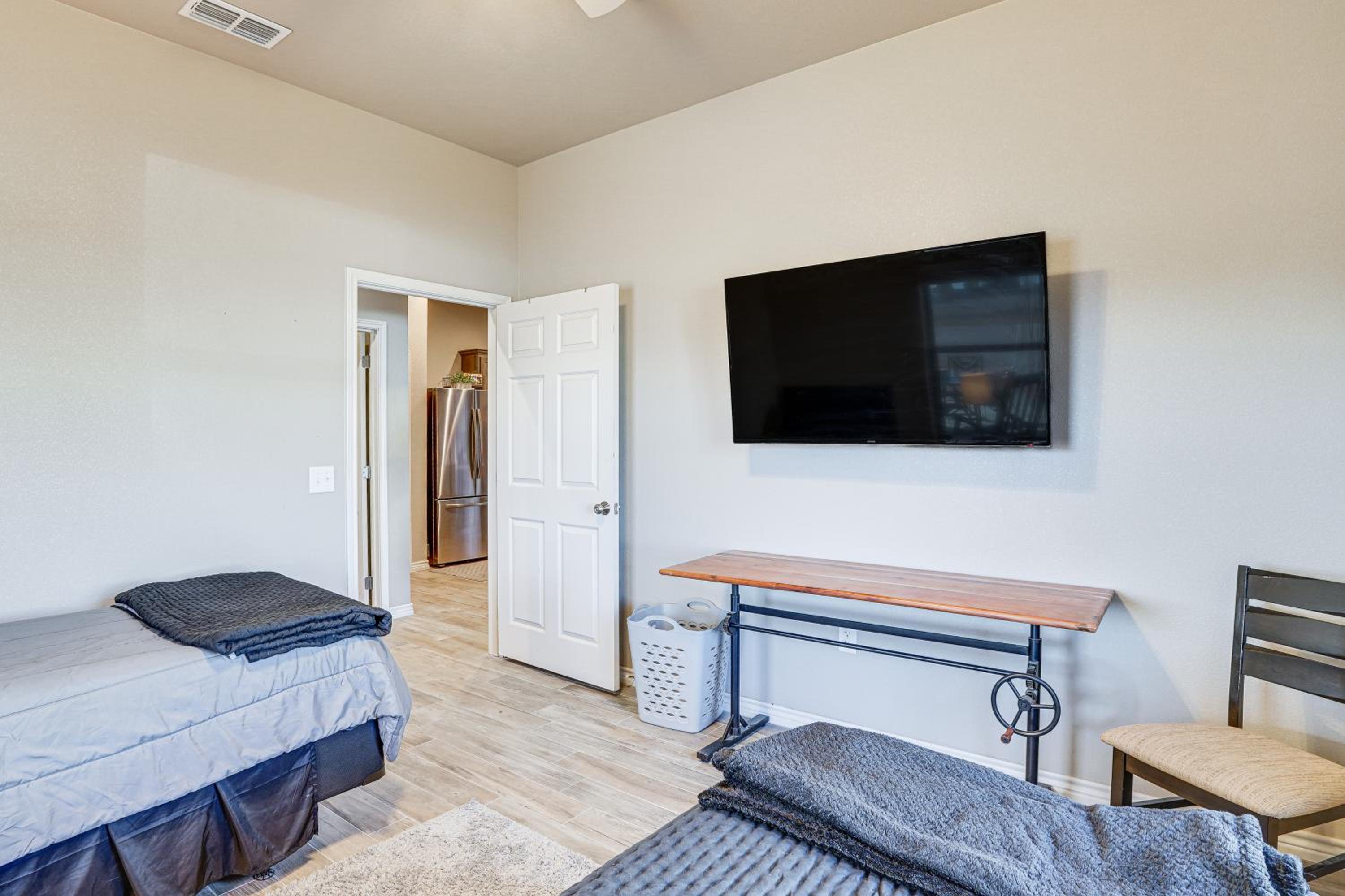 Large Patio and Grill! Group Stay in Midland