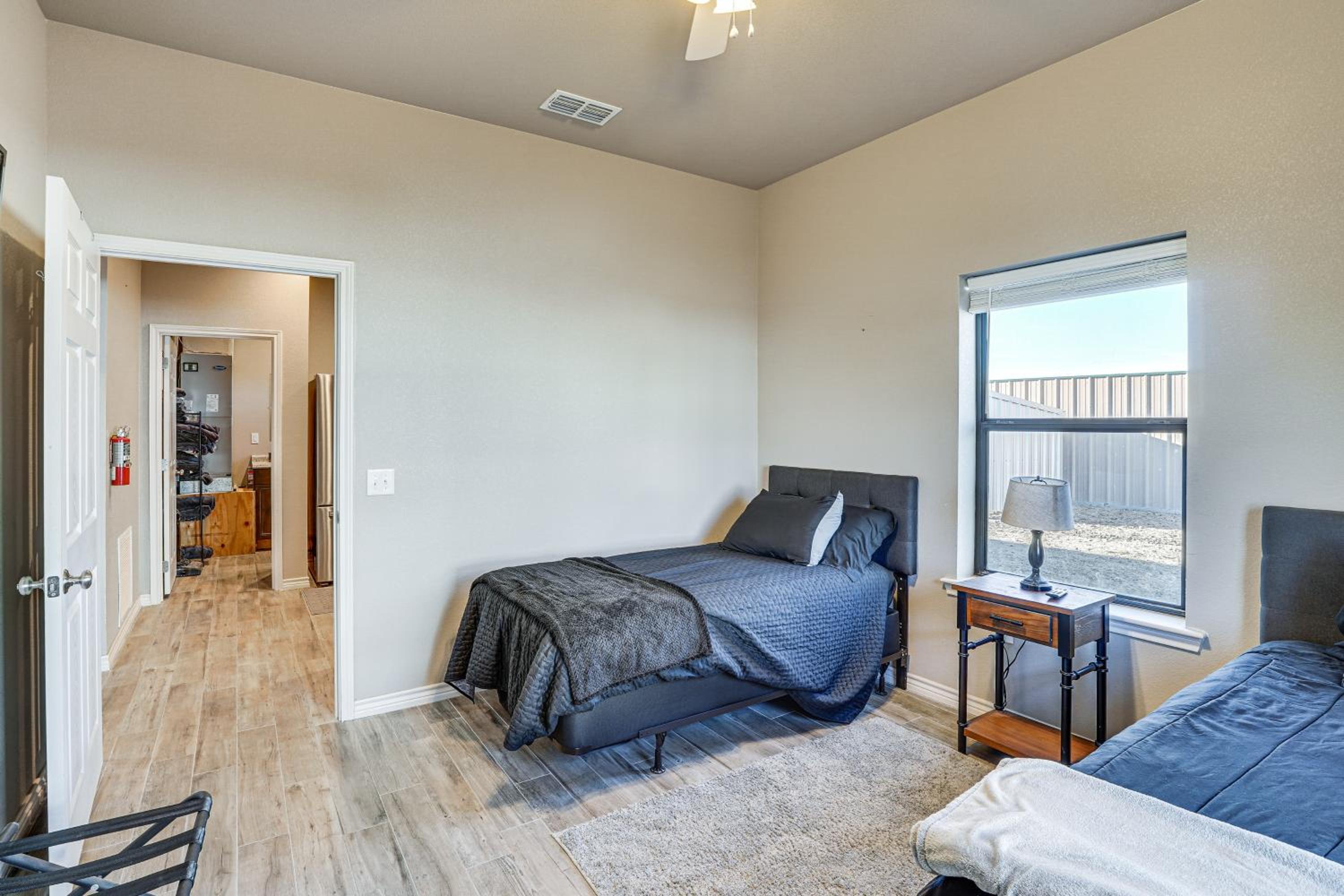 Large Patio and Grill! Group Stay in Midland