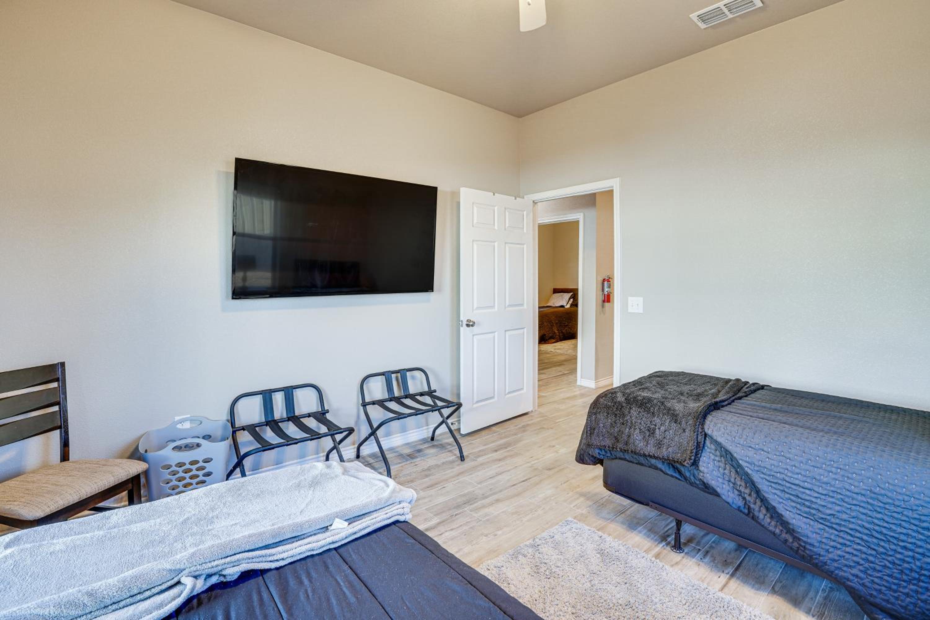 Large Patio and Grill! Group Stay in Midland