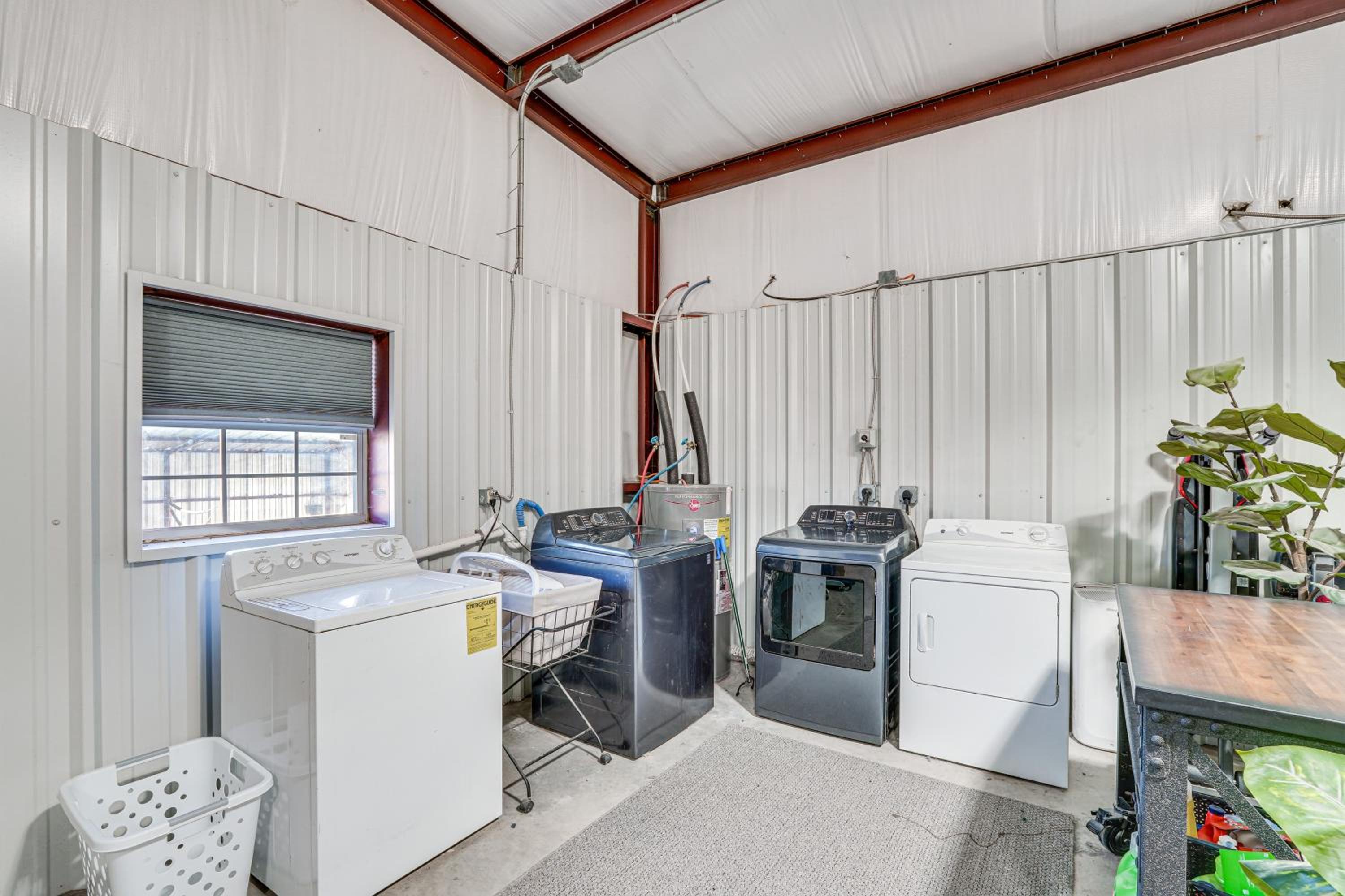 Large Patio and Grill! Group Stay in Midland