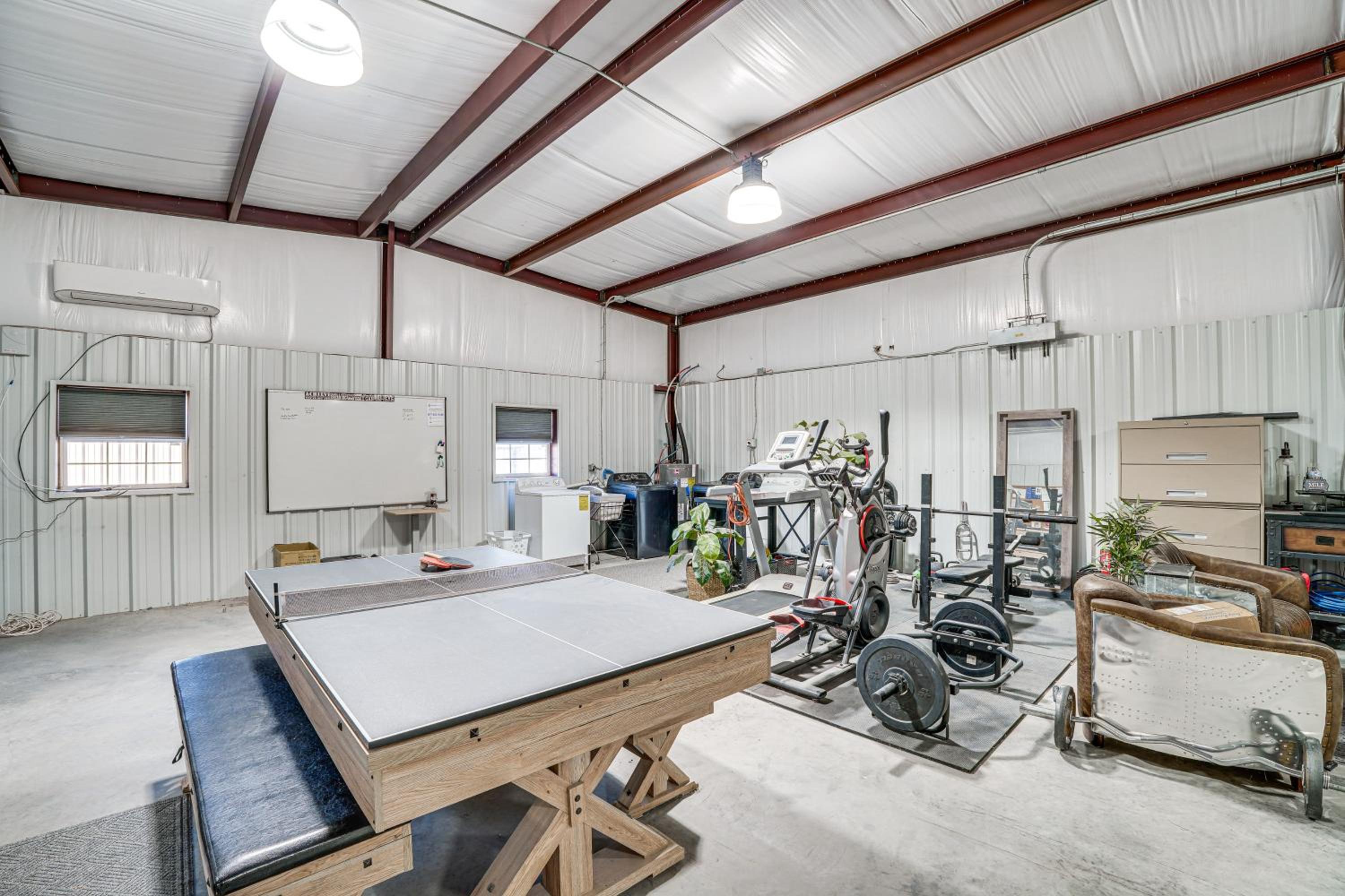 Large Patio and Grill! Group Stay in Midland