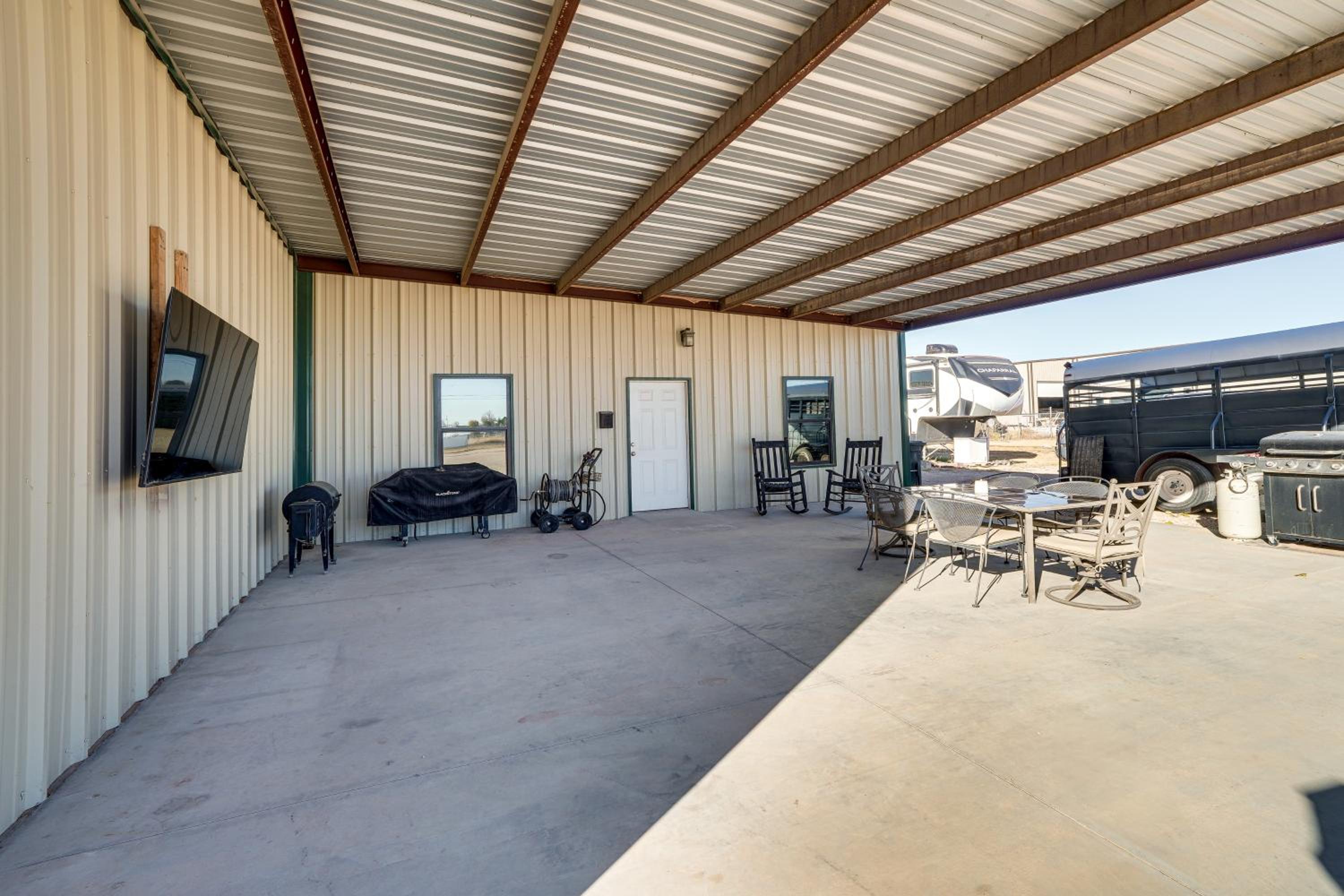 Large Patio and Grill! Group Stay in Midland