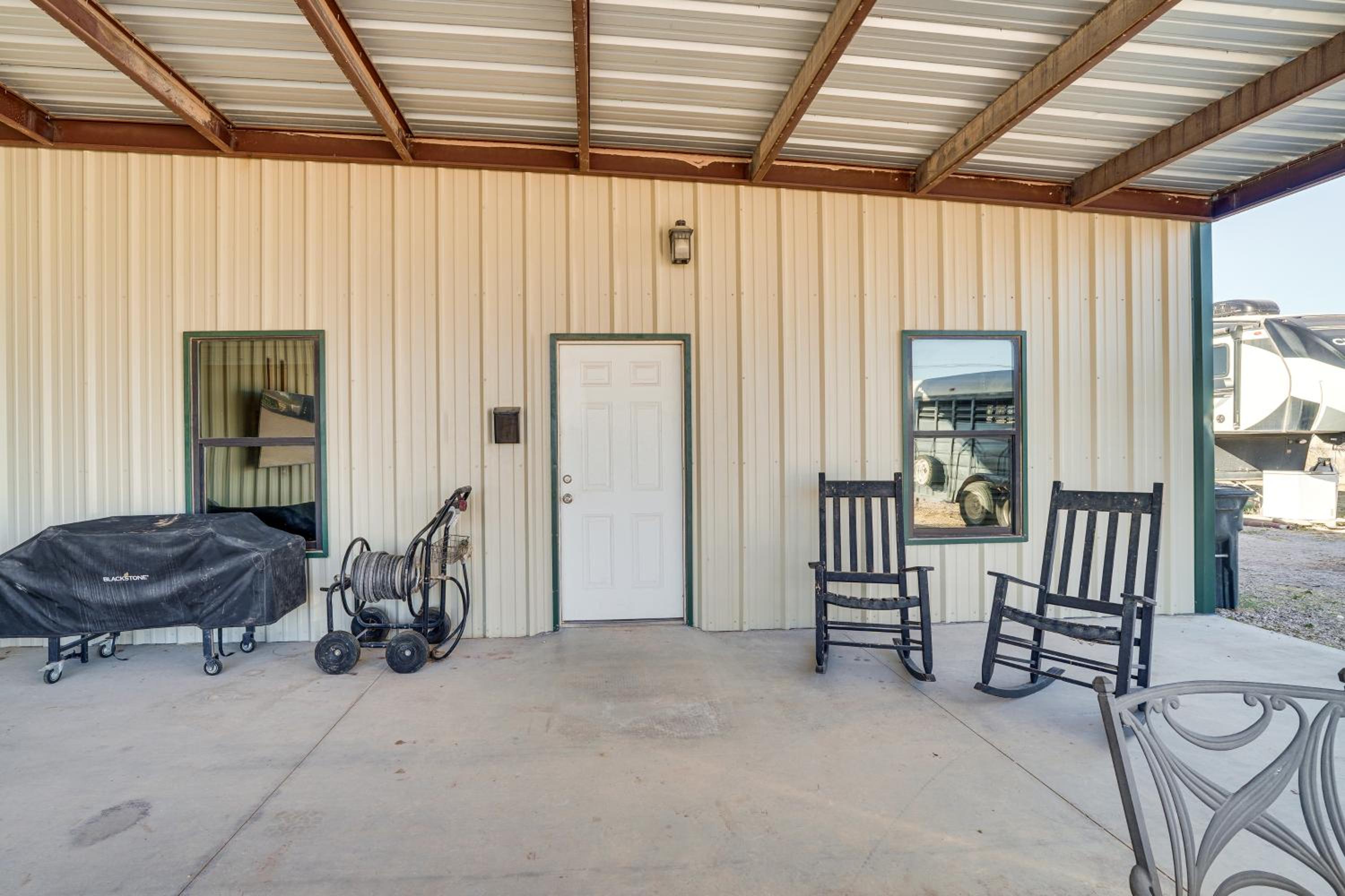 Large Patio and Grill! Group Stay in Midland