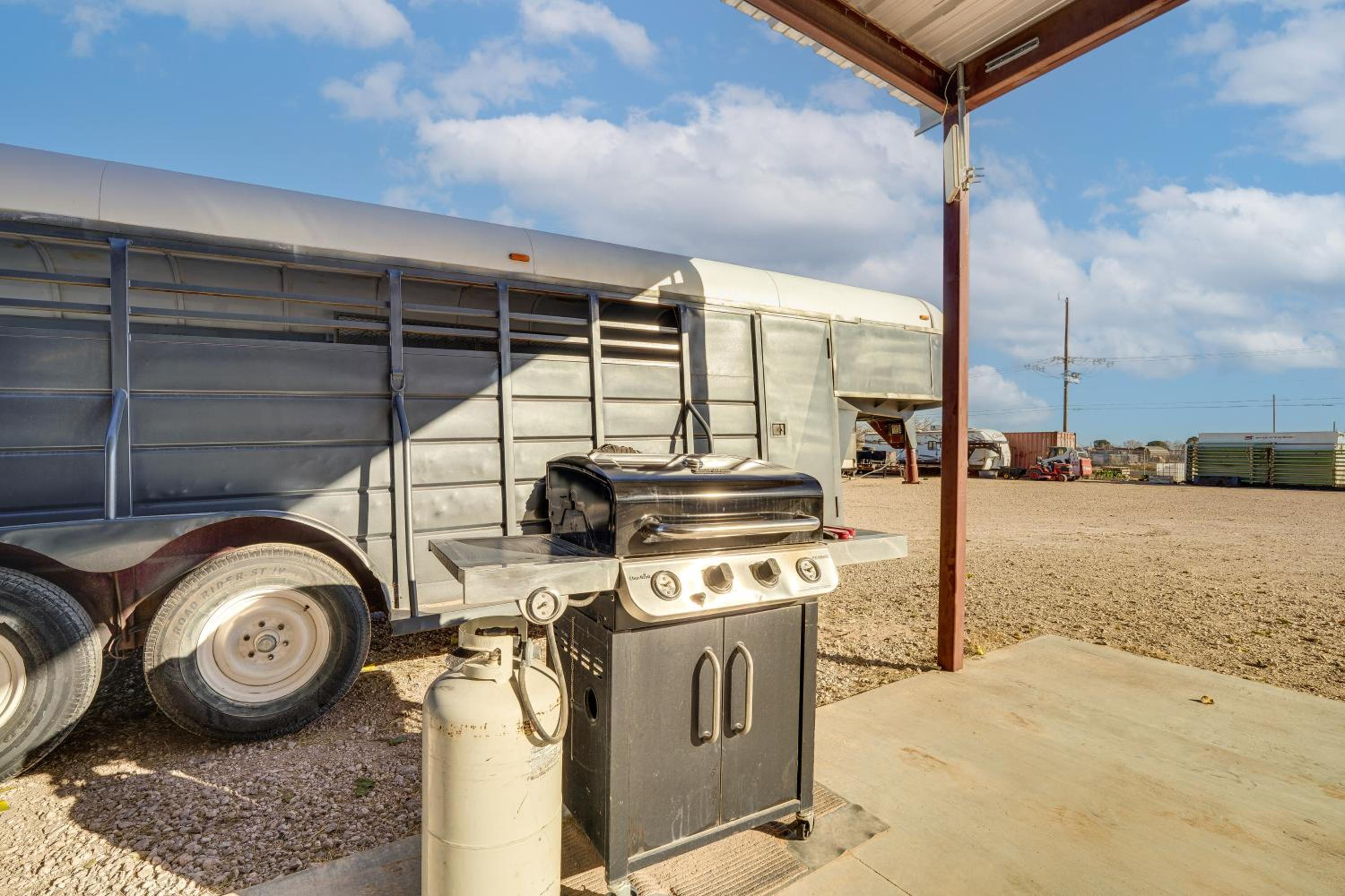 Large Patio and Grill! Group Stay in Midland