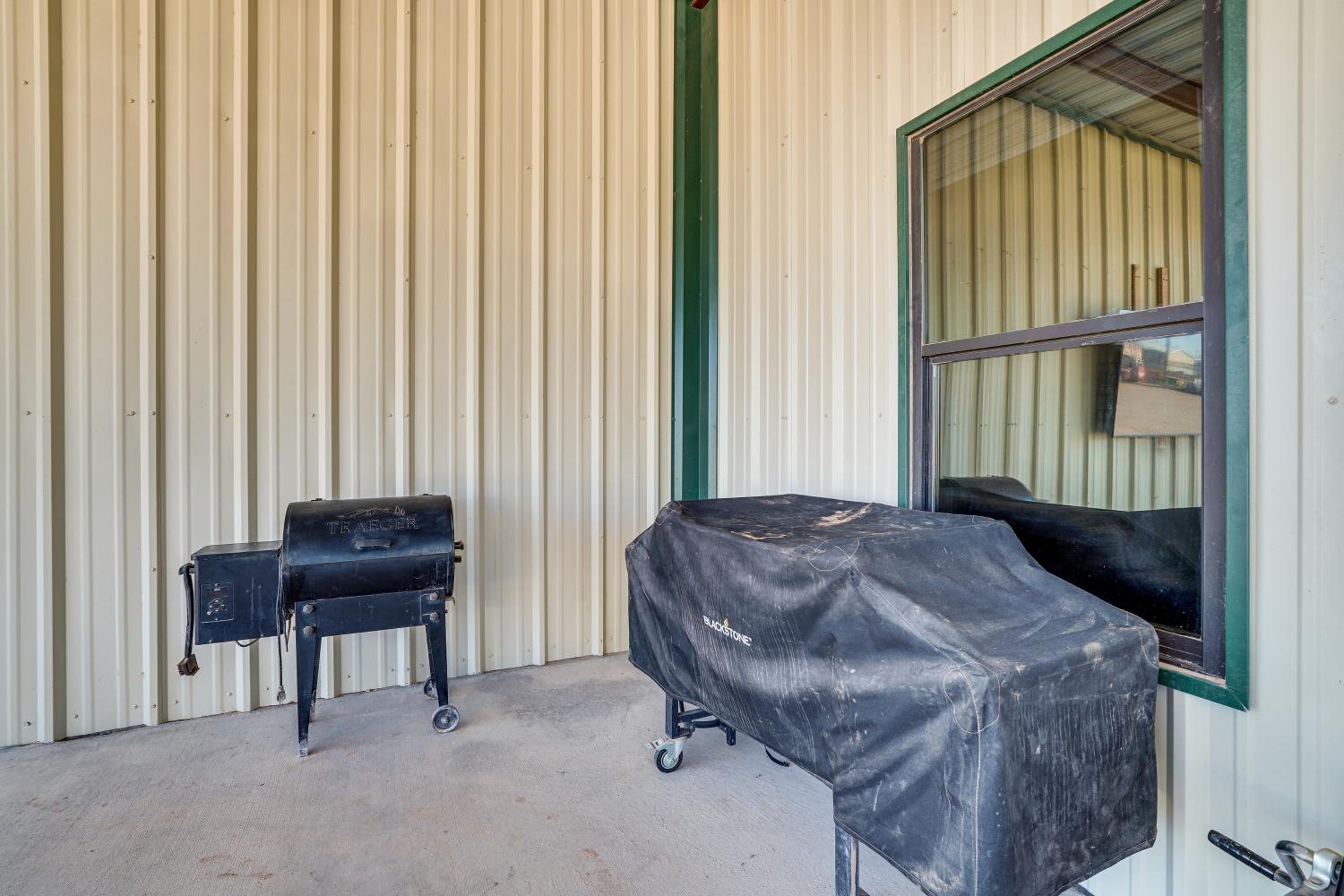Large Patio and Grill! Group Stay in Midland