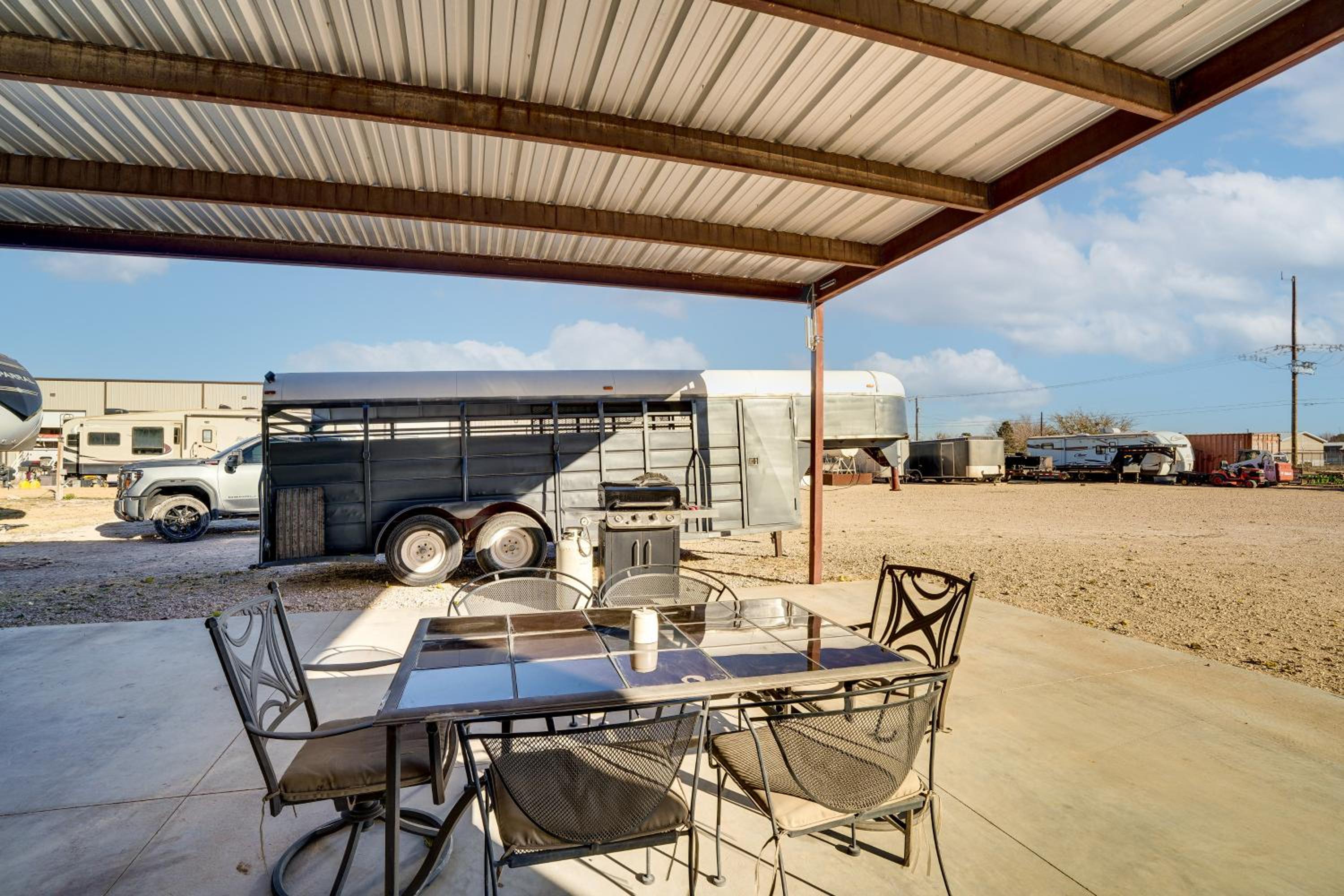 Large Patio and Grill! Group Stay in Midland
