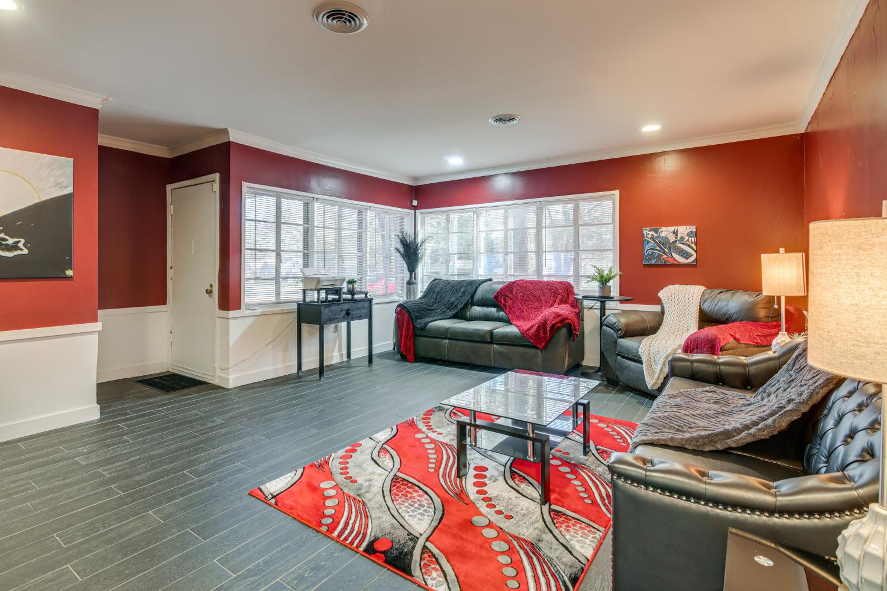 1 Mi to Graceland Quiet Home with Private Yard