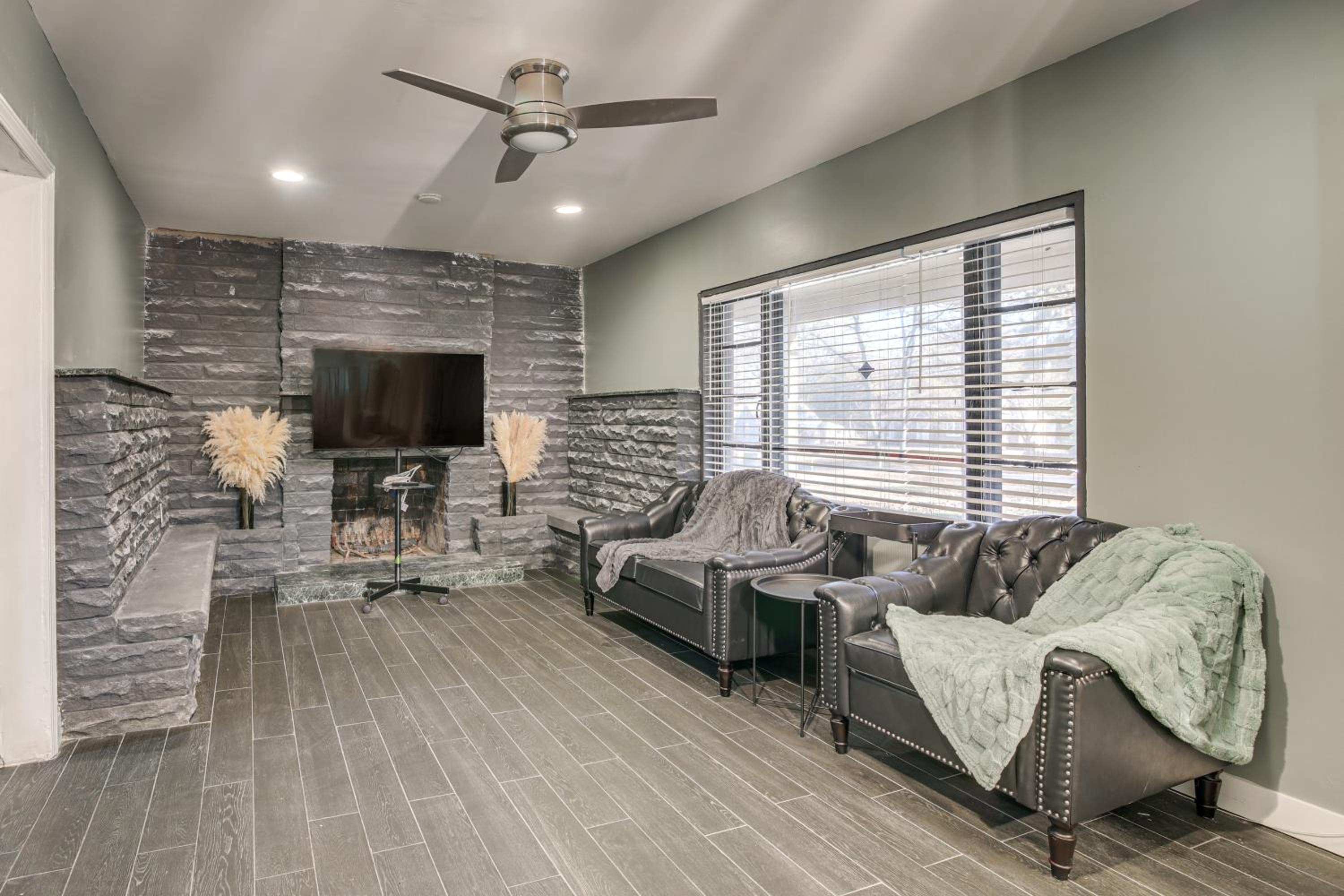 1 Mi to Graceland Quiet Home with Private Yard