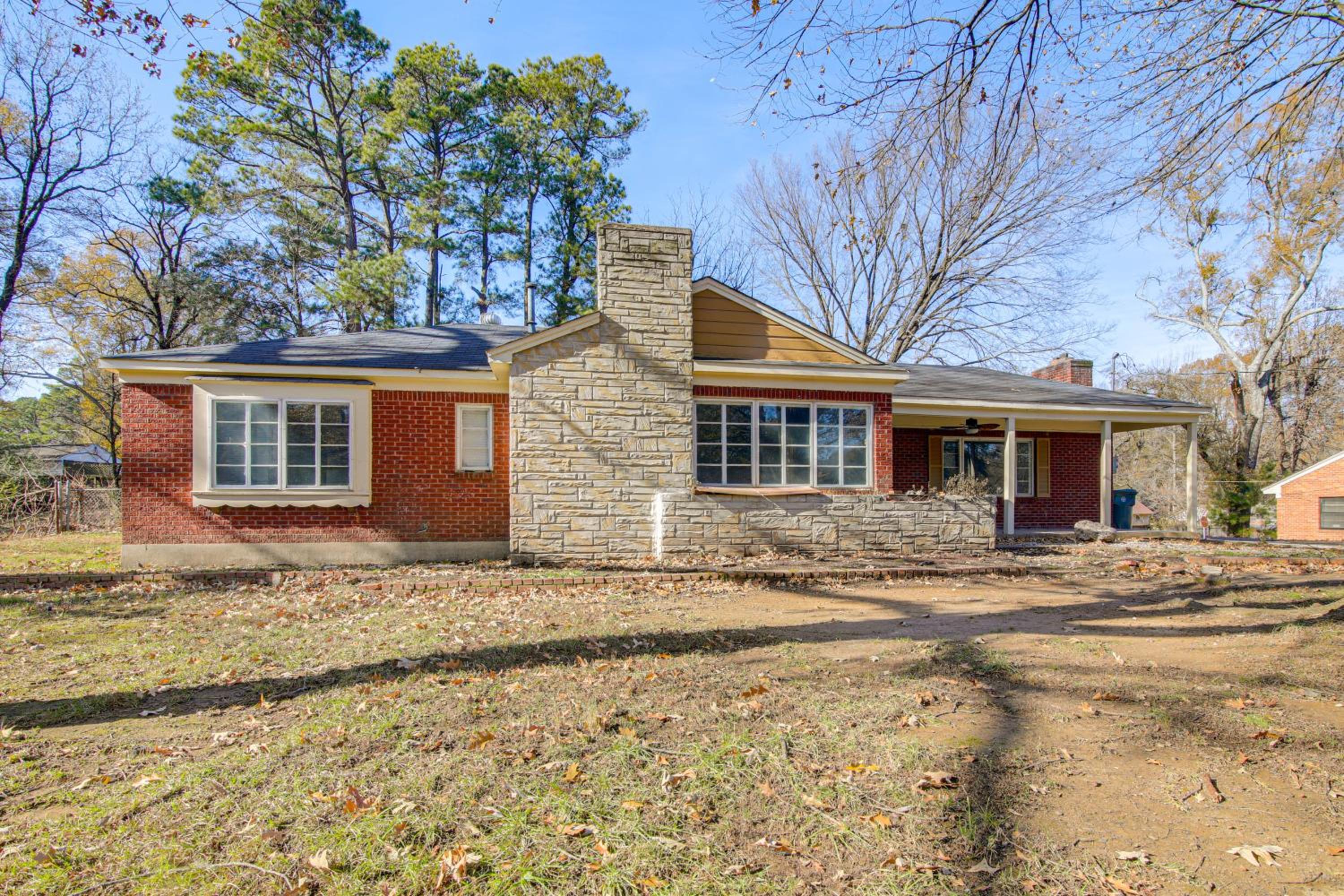 1 Mi to Graceland Quiet Home with Private Yard
