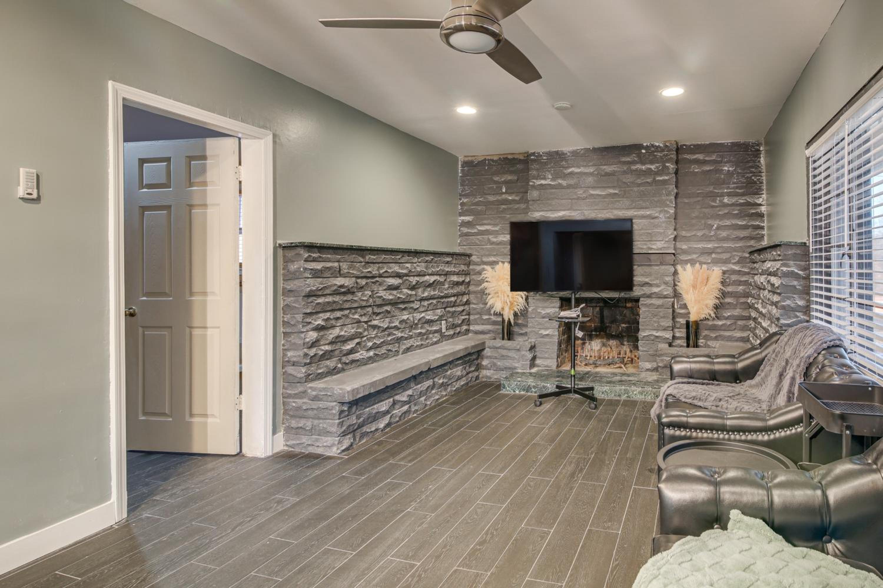 1 Mi to Graceland Quiet Home with Private Yard