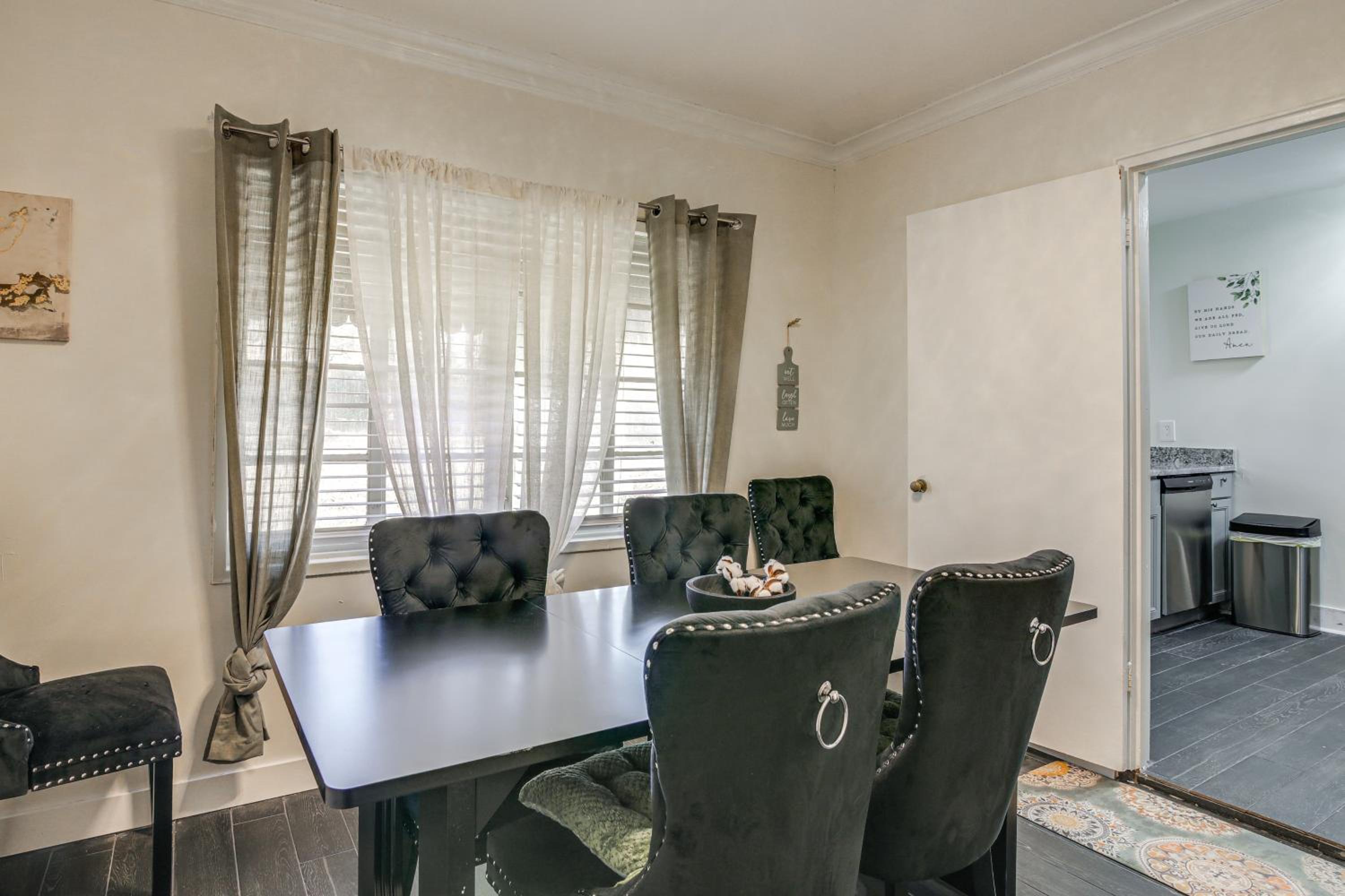 1 Mi to Graceland Quiet Home with Private Yard