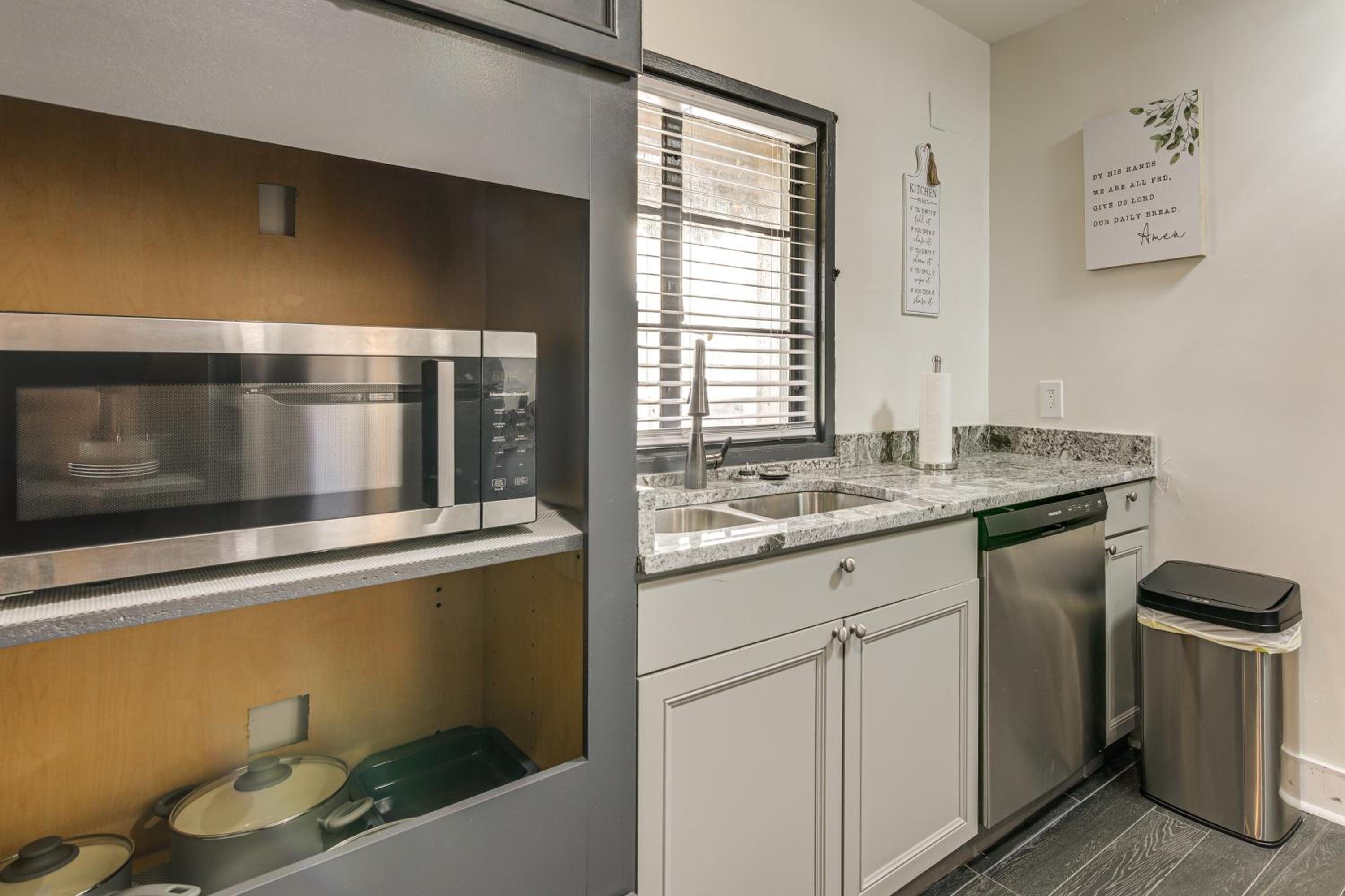 1 Mi to Graceland Quiet Home with Private Yard