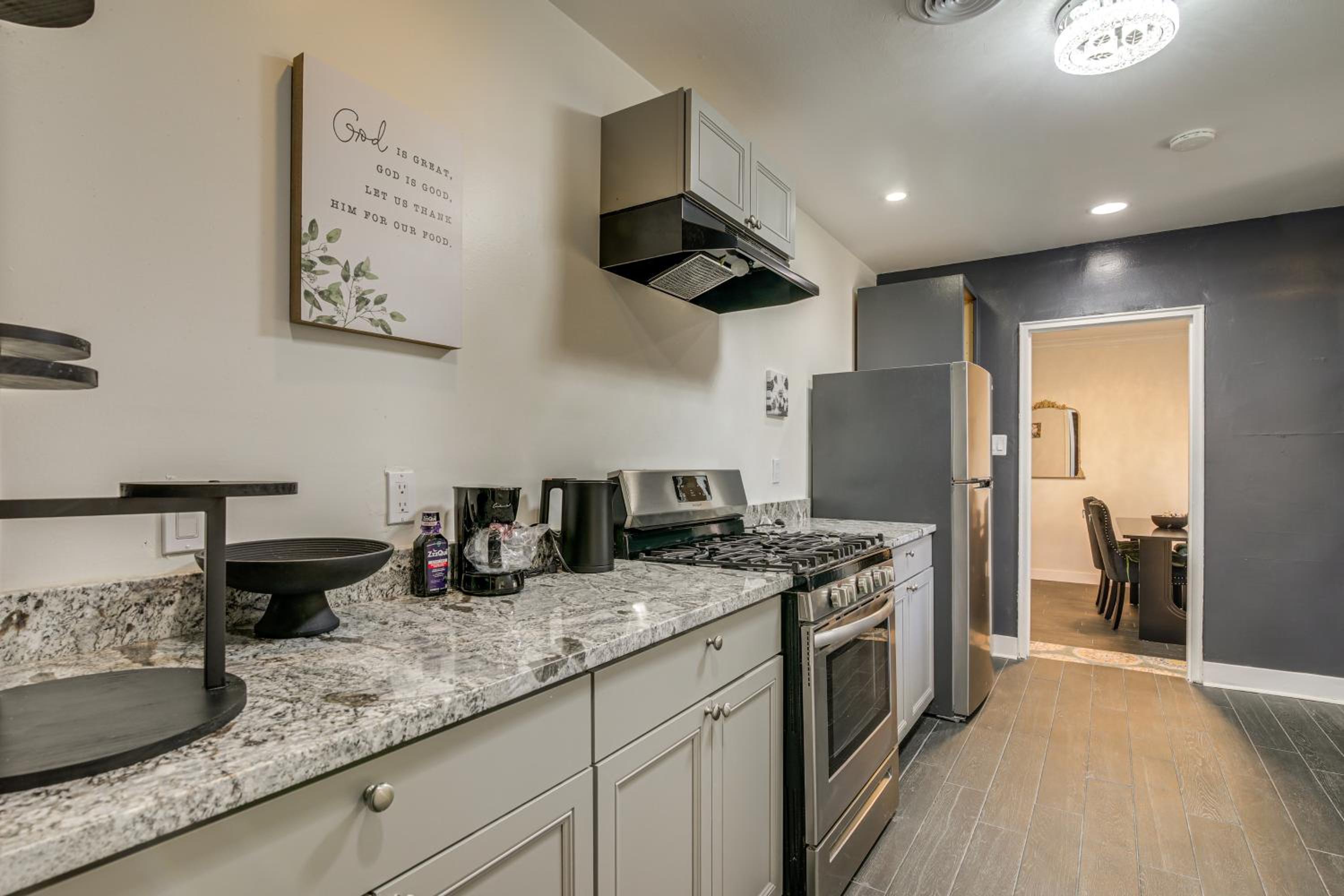 1 Mi to Graceland Quiet Home with Private Yard