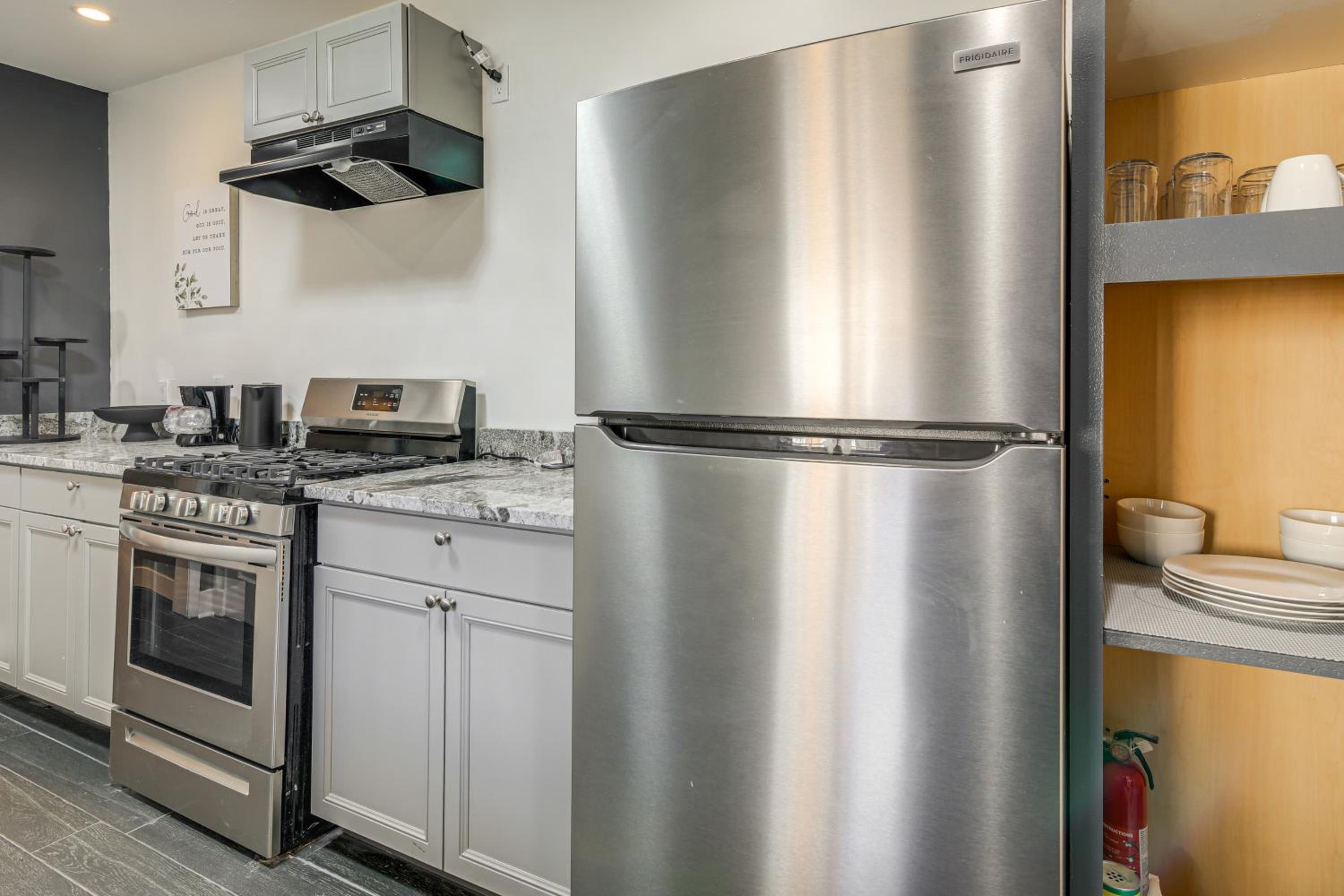 1 Mi to Graceland Quiet Home with Private Yard