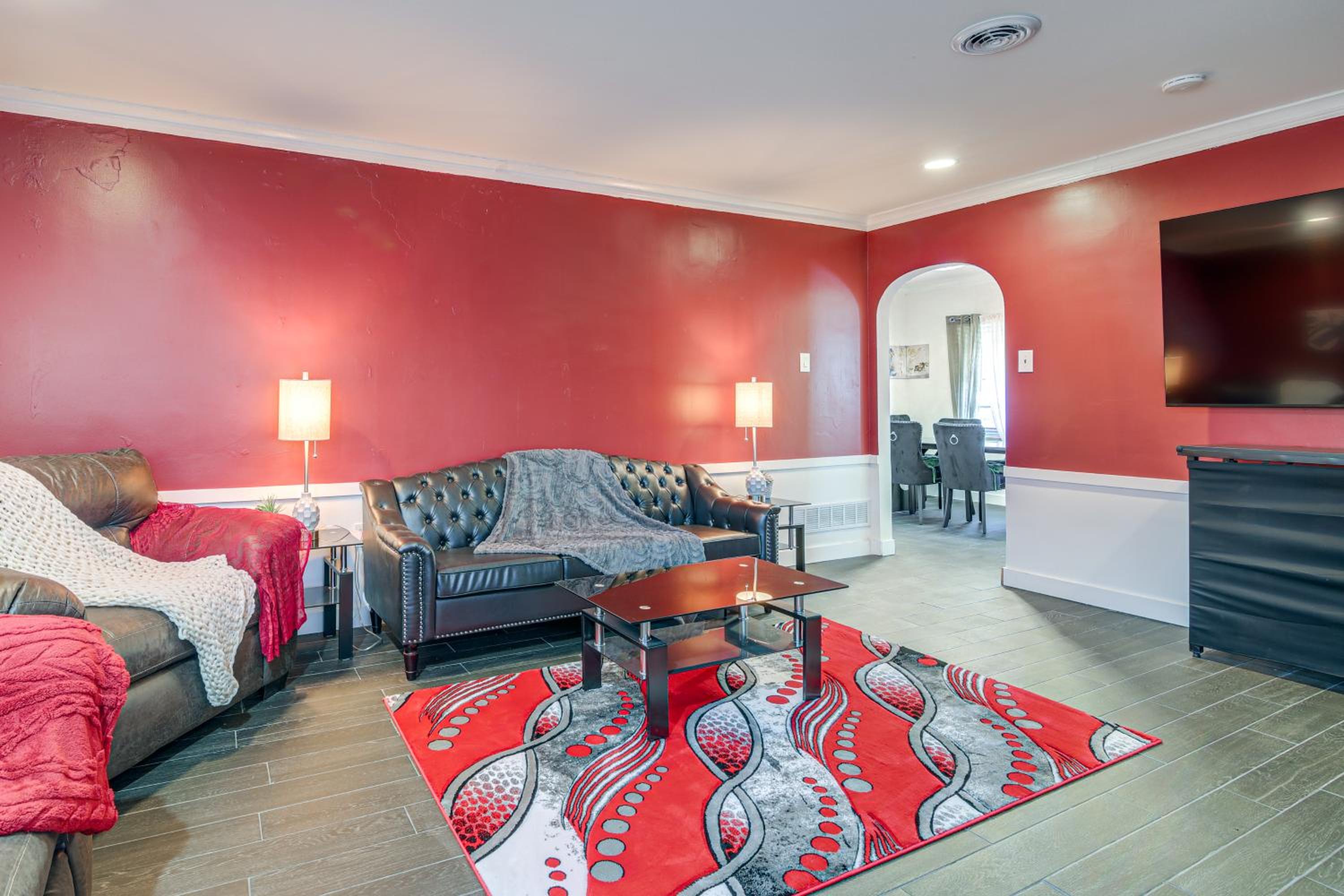 1 Mi to Graceland Quiet Home with Private Yard