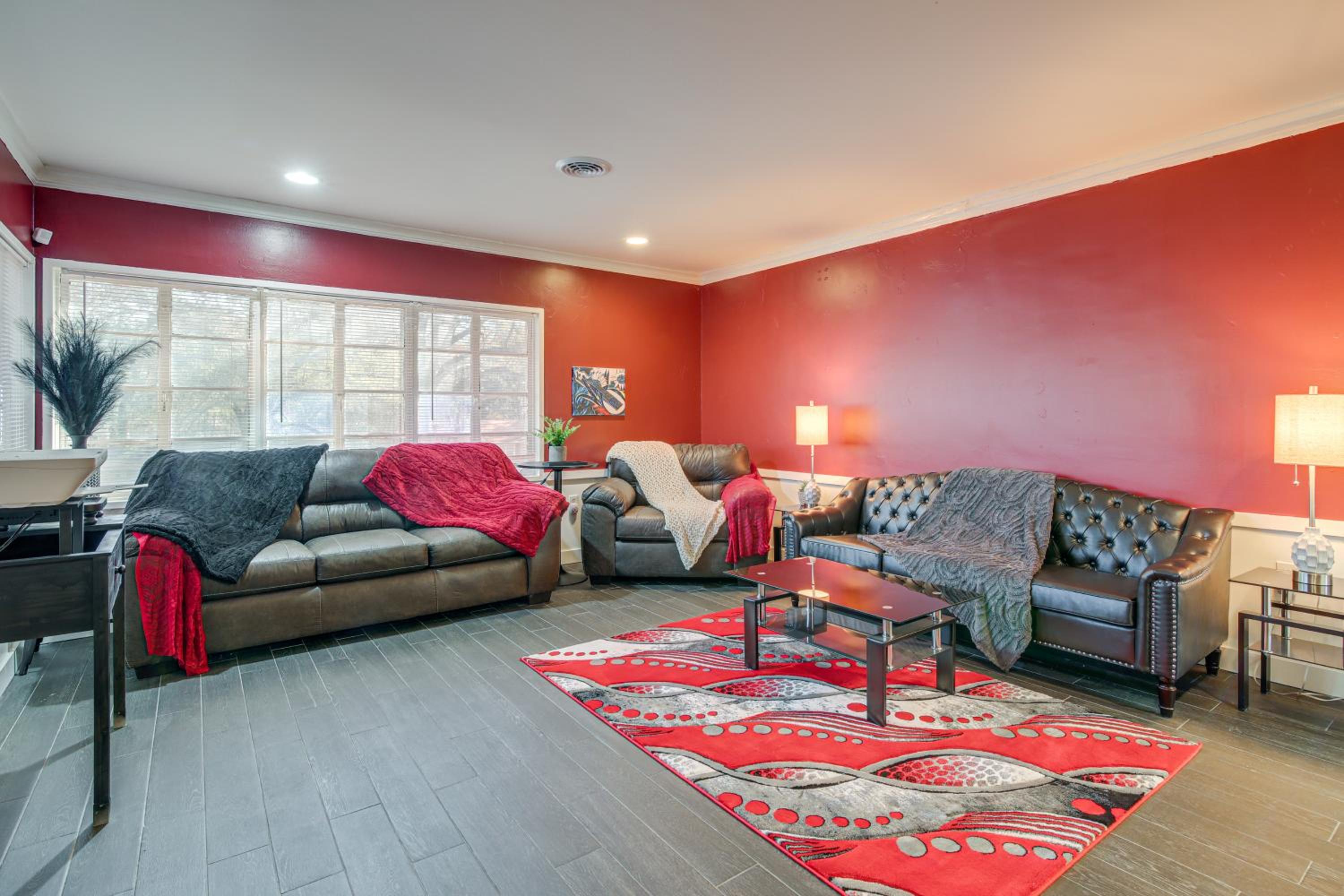 1 Mi to Graceland Quiet Home with Private Yard