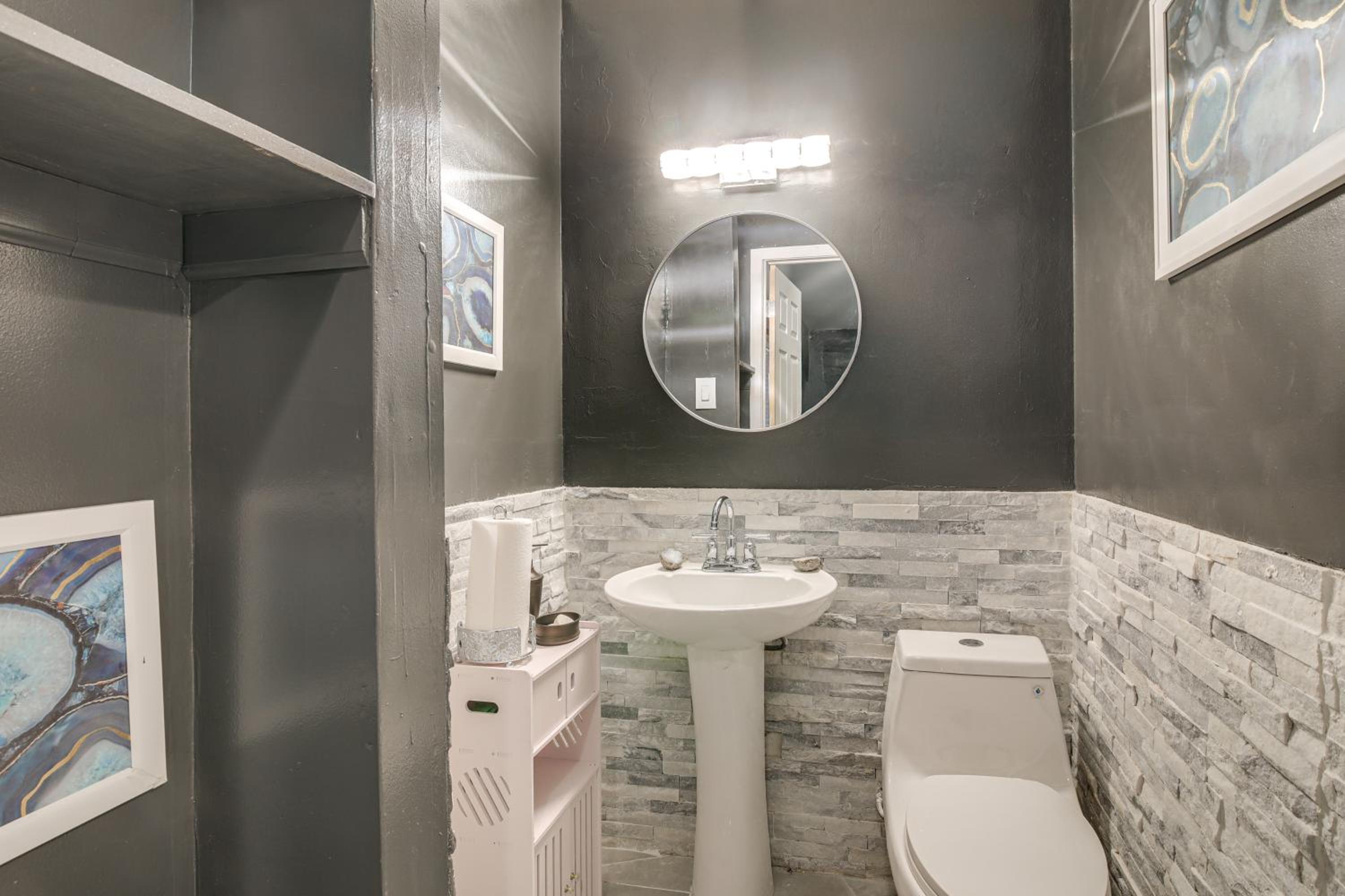 1 Mi to Graceland Quiet Home with Private Yard