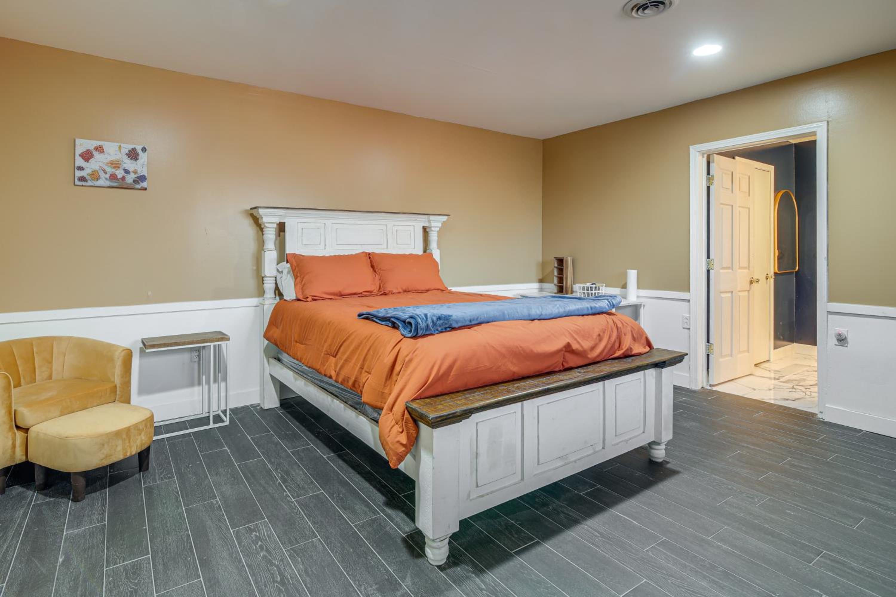 1 Mi to Graceland Quiet Home with Private Yard