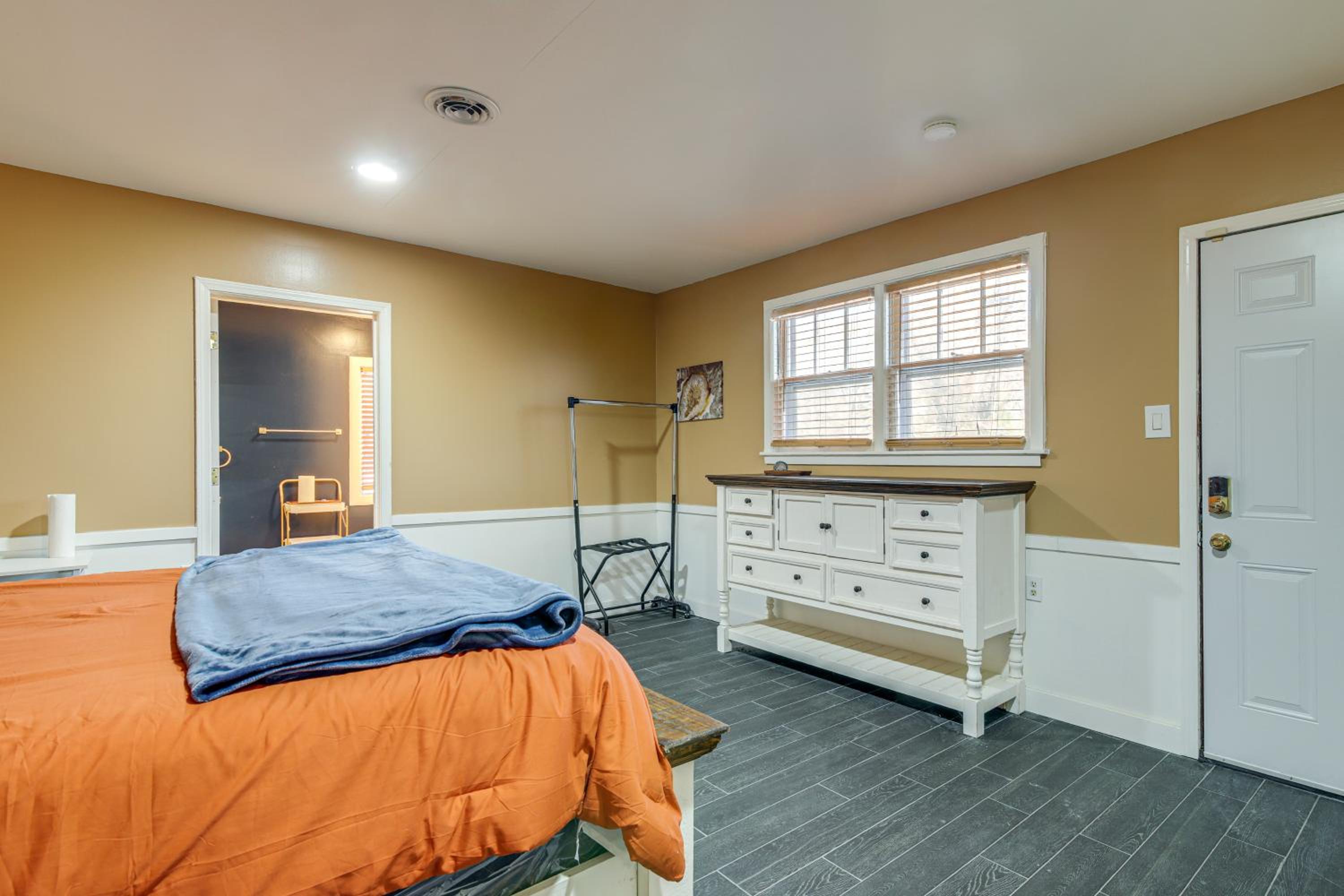 1 Mi to Graceland Quiet Home with Private Yard