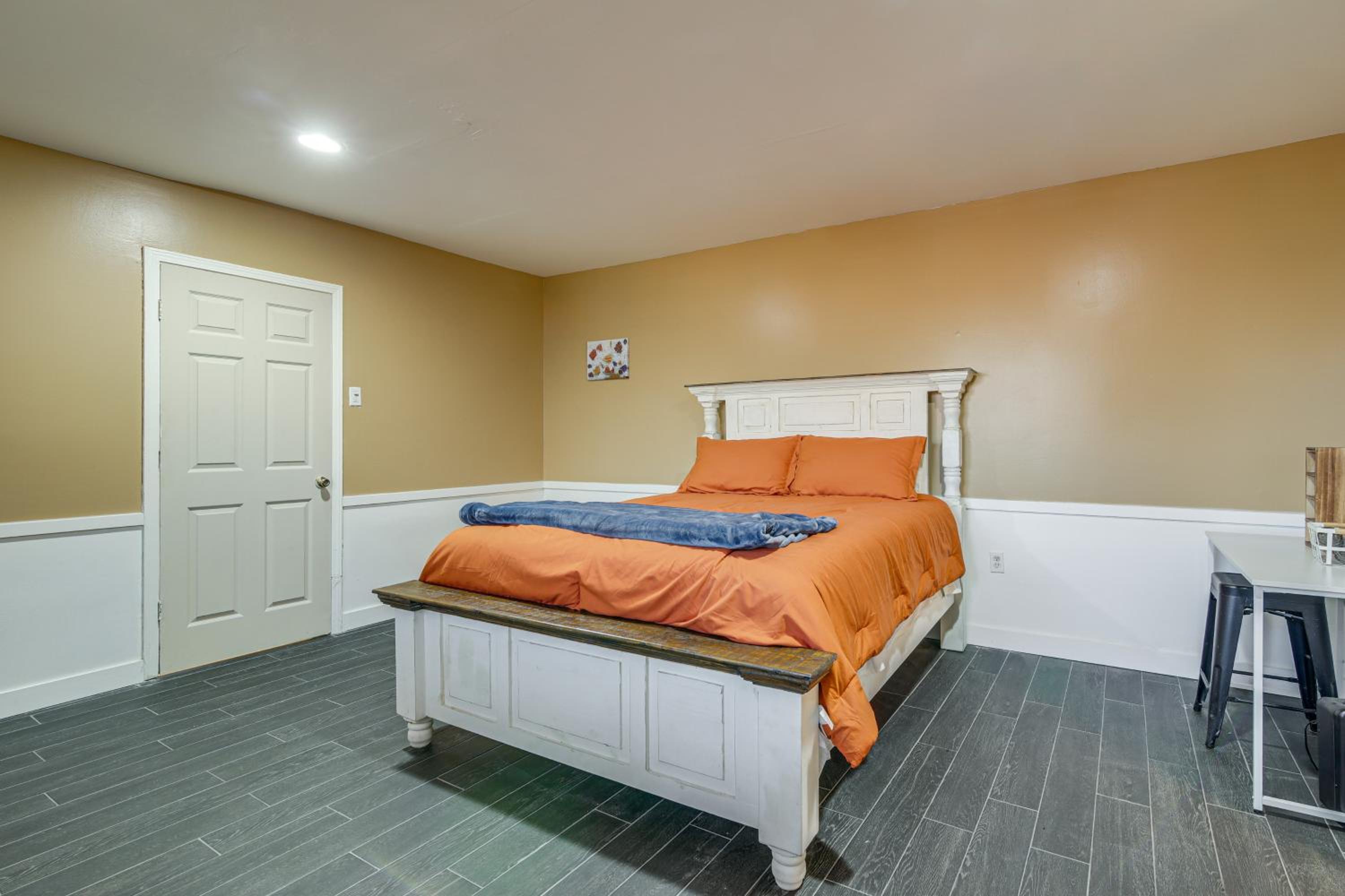 1 Mi to Graceland Quiet Home with Private Yard
