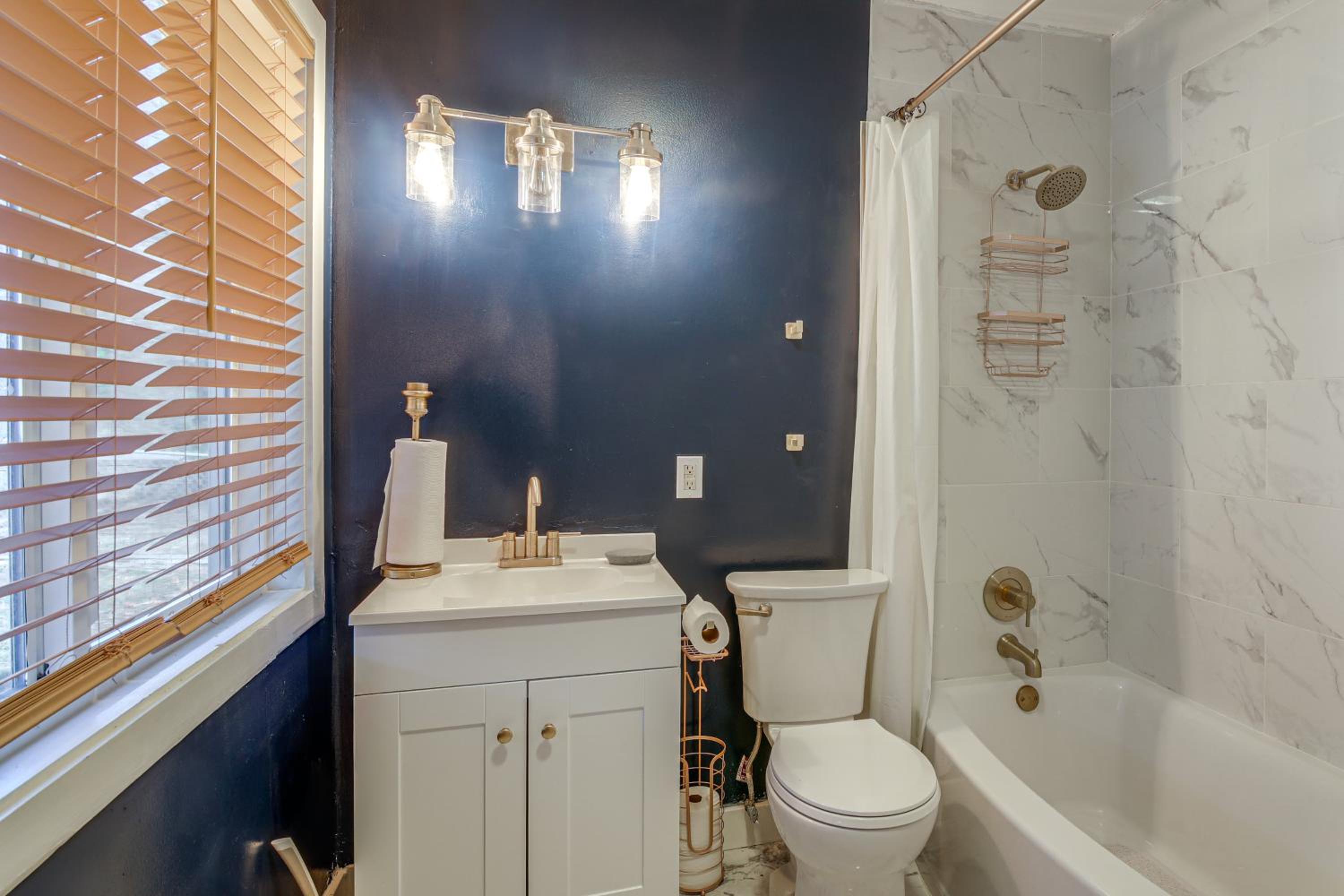 1 Mi to Graceland Quiet Home with Private Yard