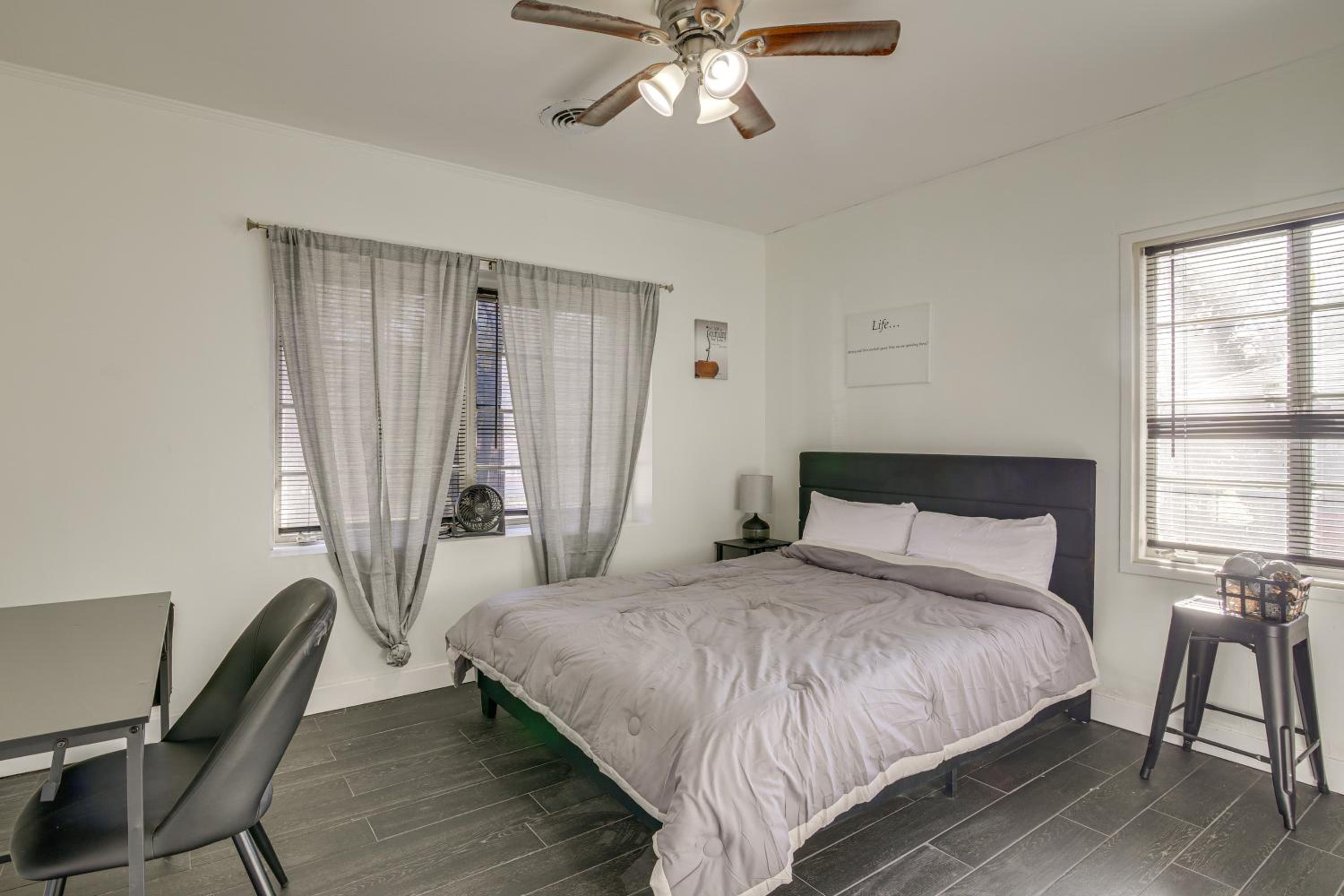 1 Mi to Graceland Quiet Home with Private Yard