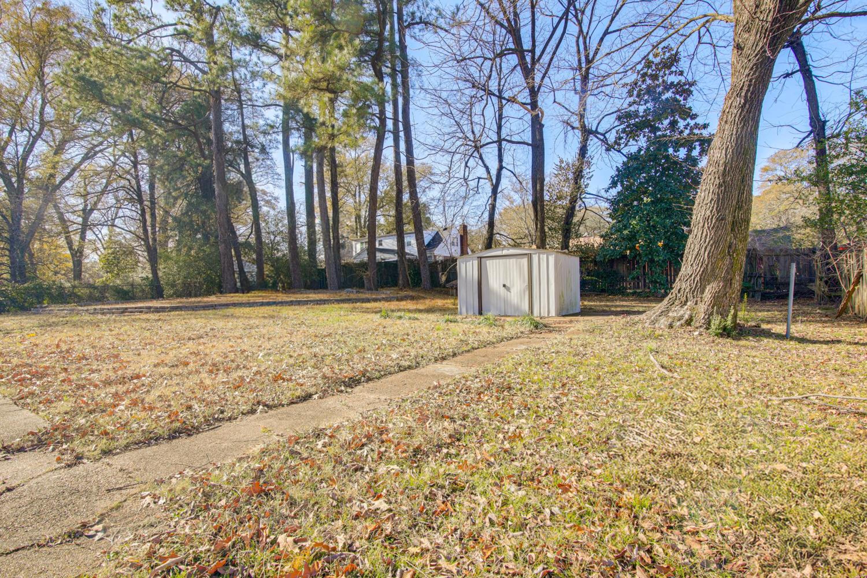 1 Mi to Graceland Quiet Home with Private Yard
