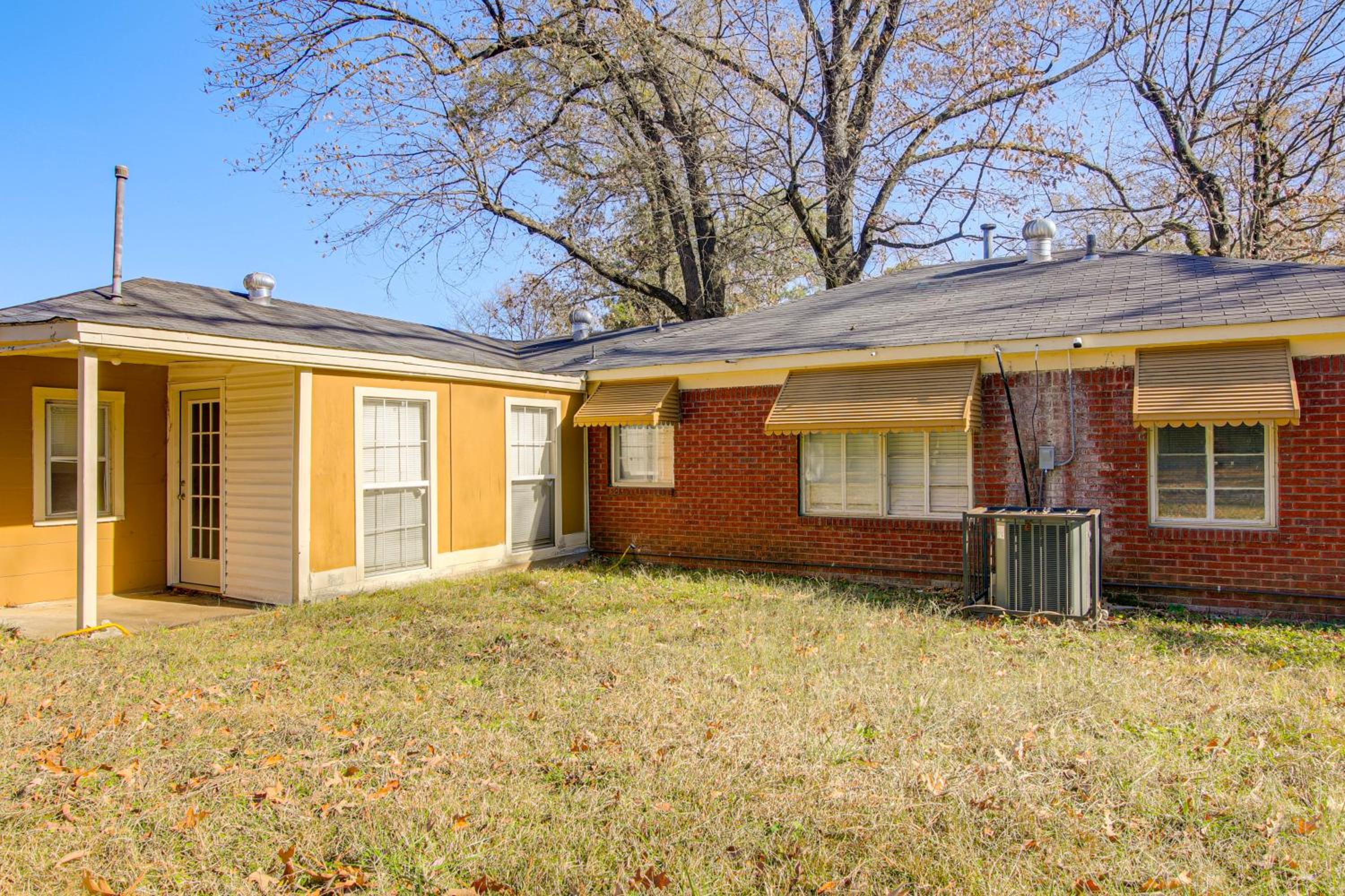 1 Mi to Graceland Quiet Home with Private Yard