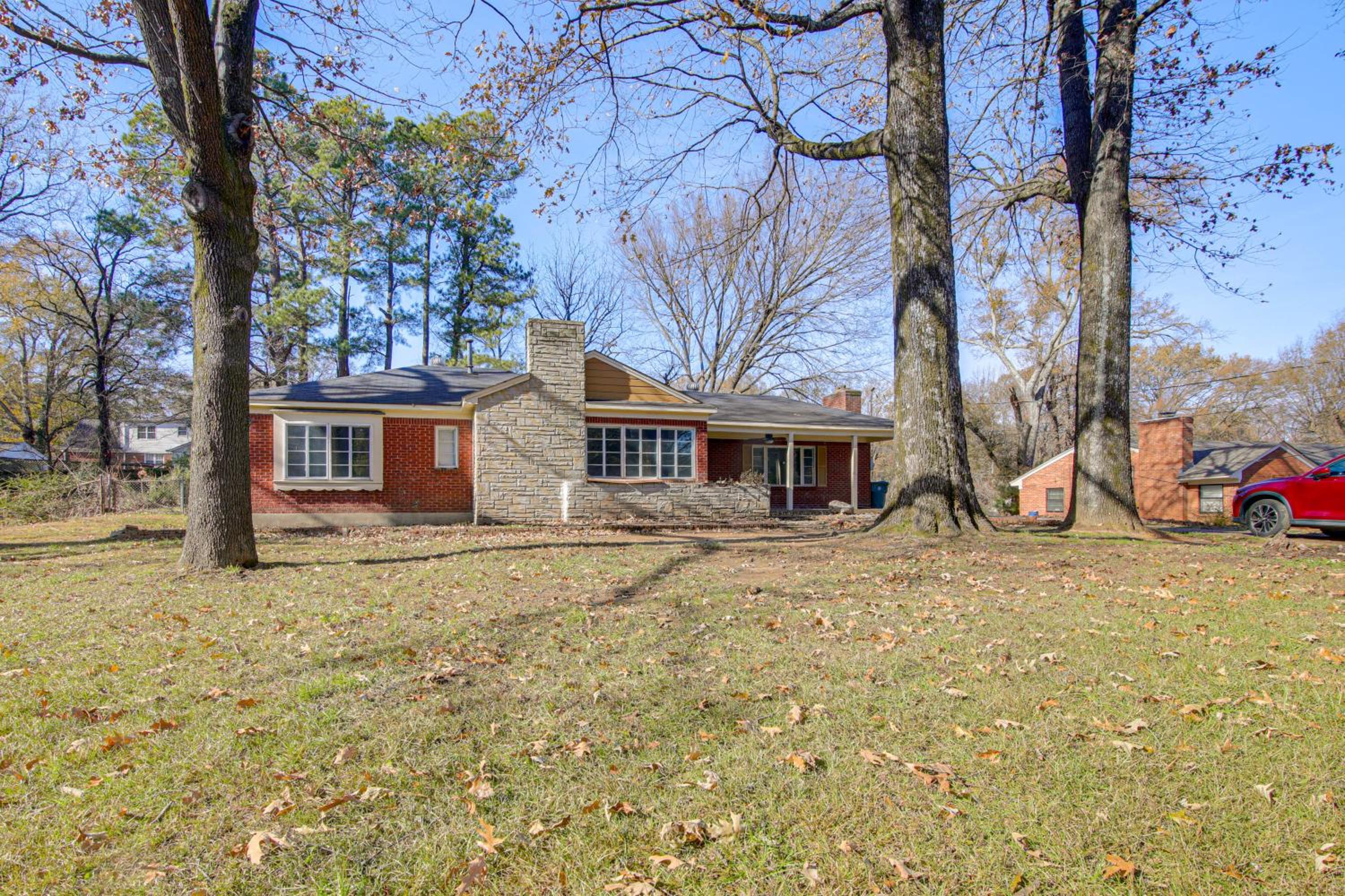 1 Mi to Graceland Quiet Home with Private Yard