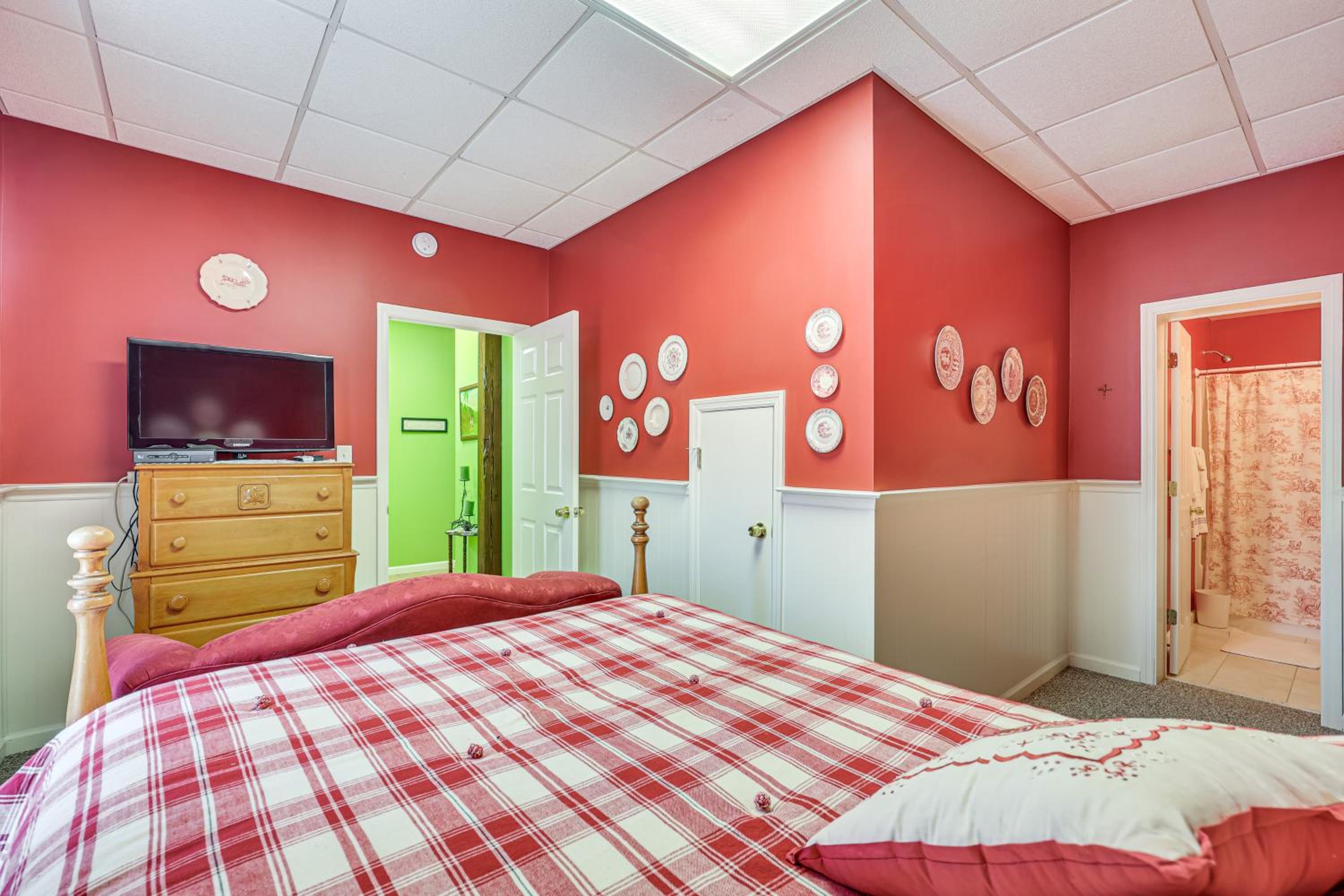 100-Acre Family Getaway in Kenbridge Pets Welcome