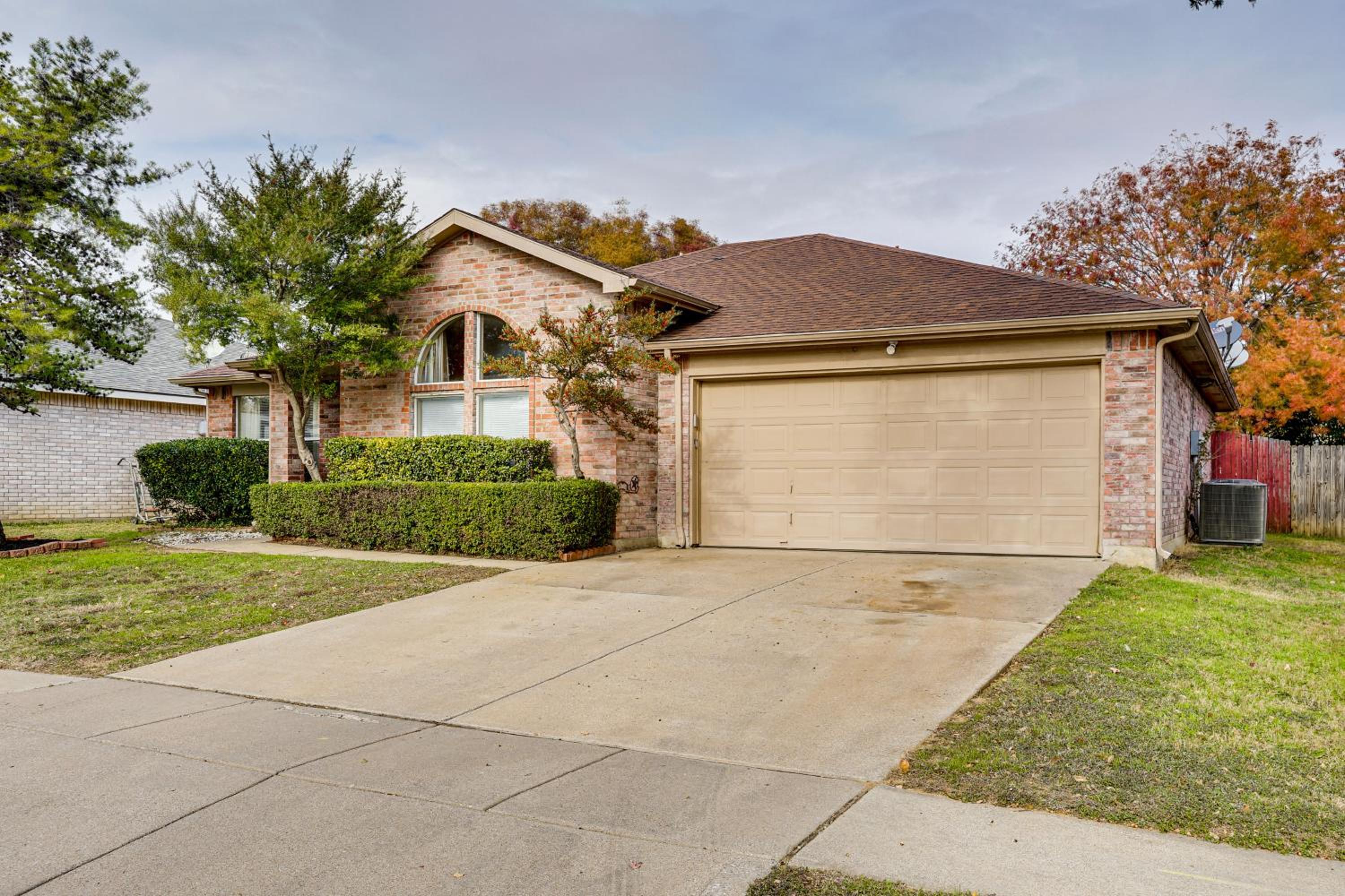 Family Getaway with Fenced Yard in Haltom City!