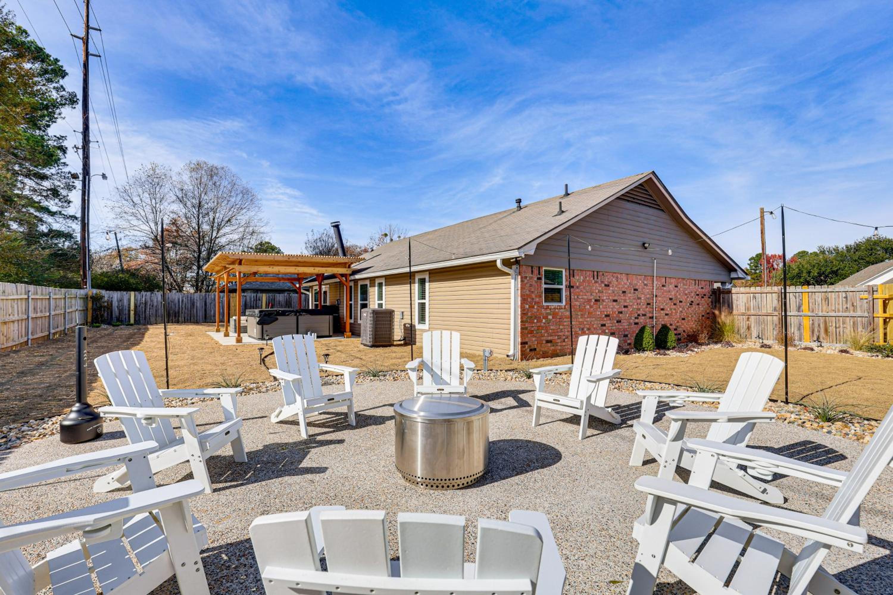 Hot Tub and Fire Pit Home Near Downtown Texarkana