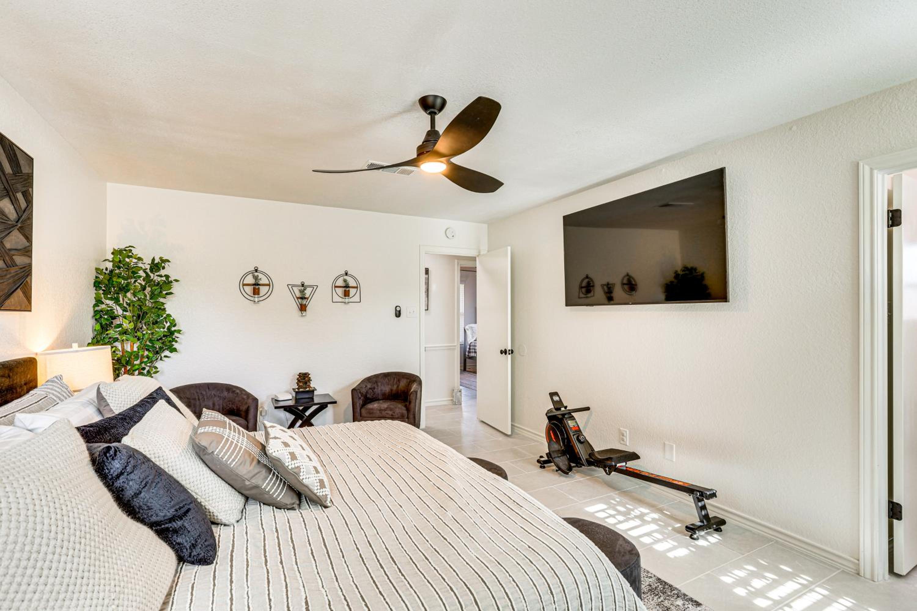 Hot Tub and Fire Pit Home Near Downtown Texarkana