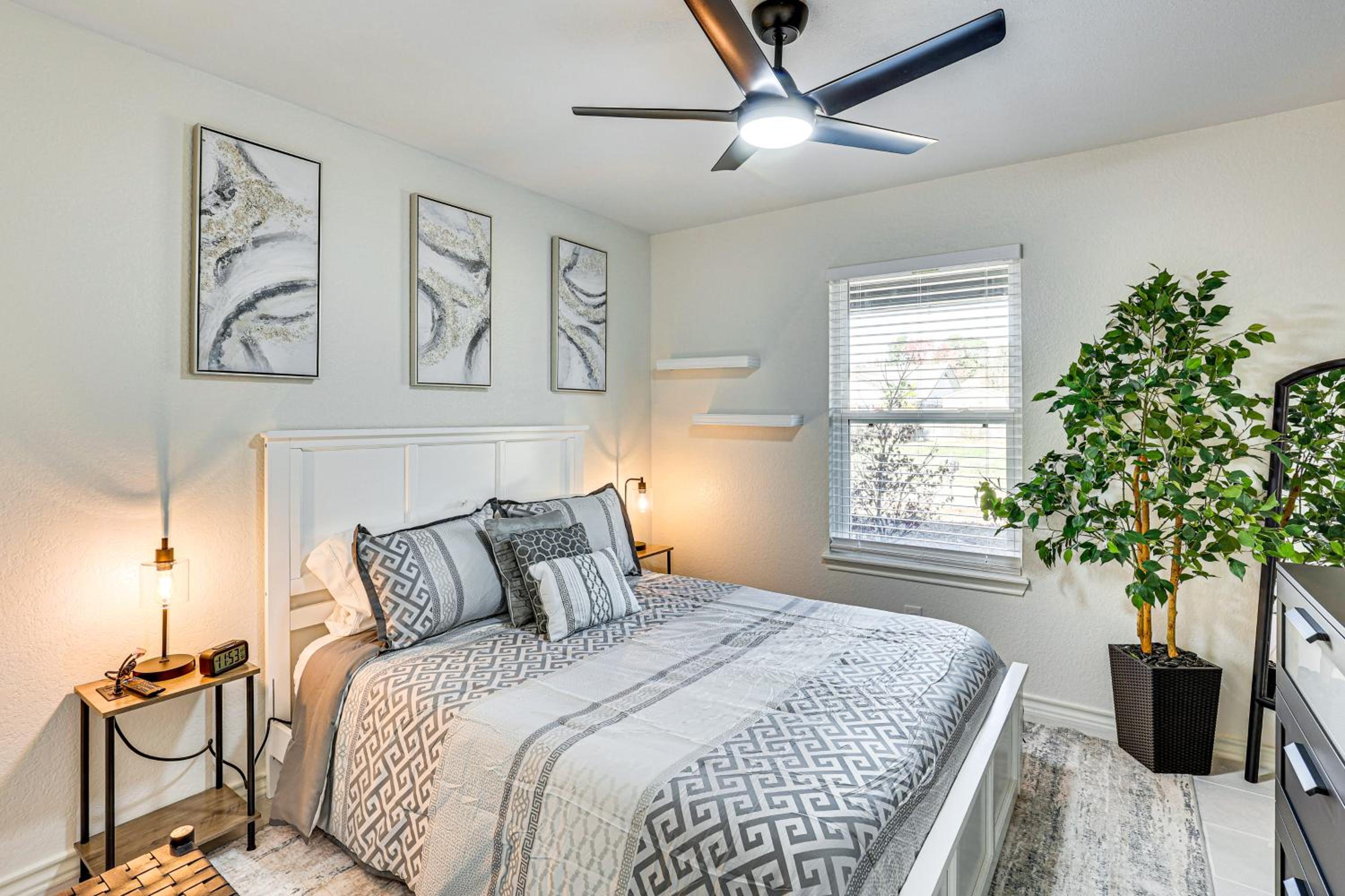 Hot Tub and Fire Pit Home Near Downtown Texarkana
