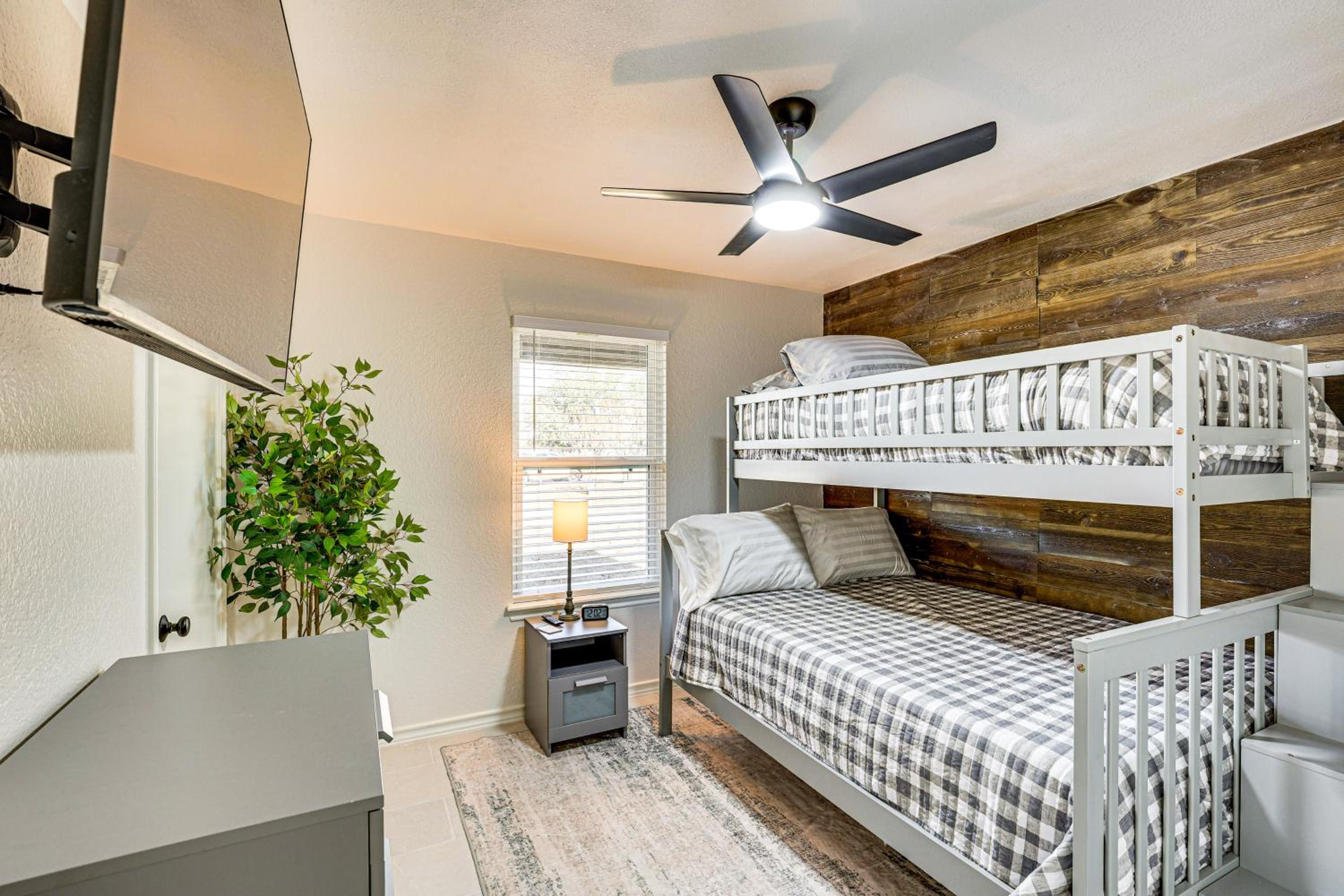 Hot Tub and Fire Pit Home Near Downtown Texarkana