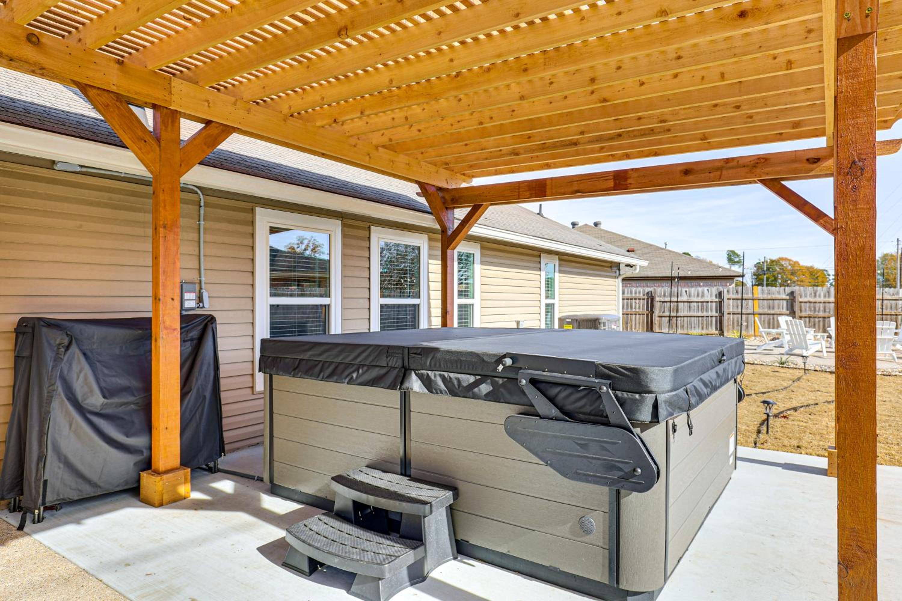 Hot Tub and Fire Pit Home Near Downtown Texarkana