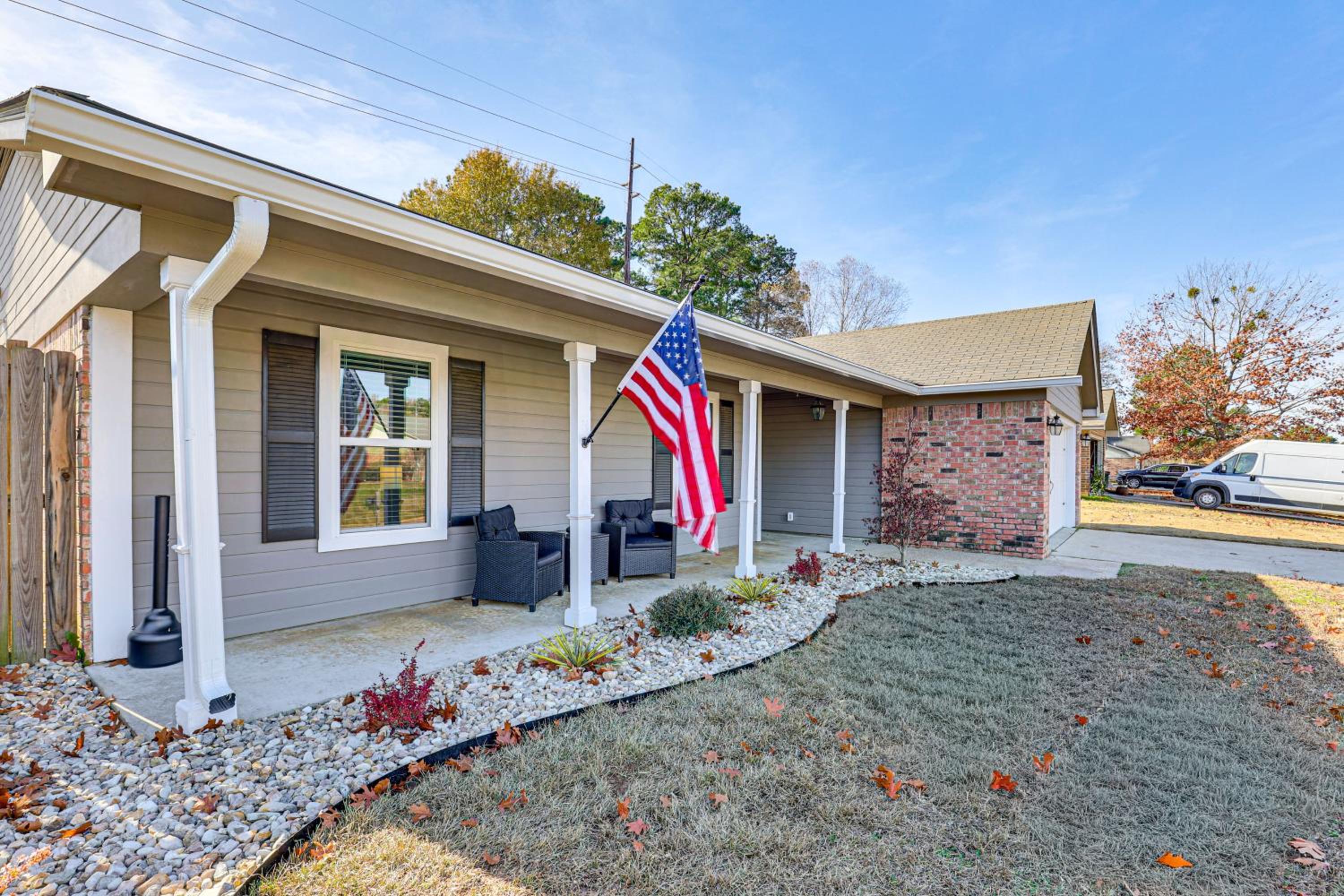 Hot Tub and Fire Pit Home Near Downtown Texarkana