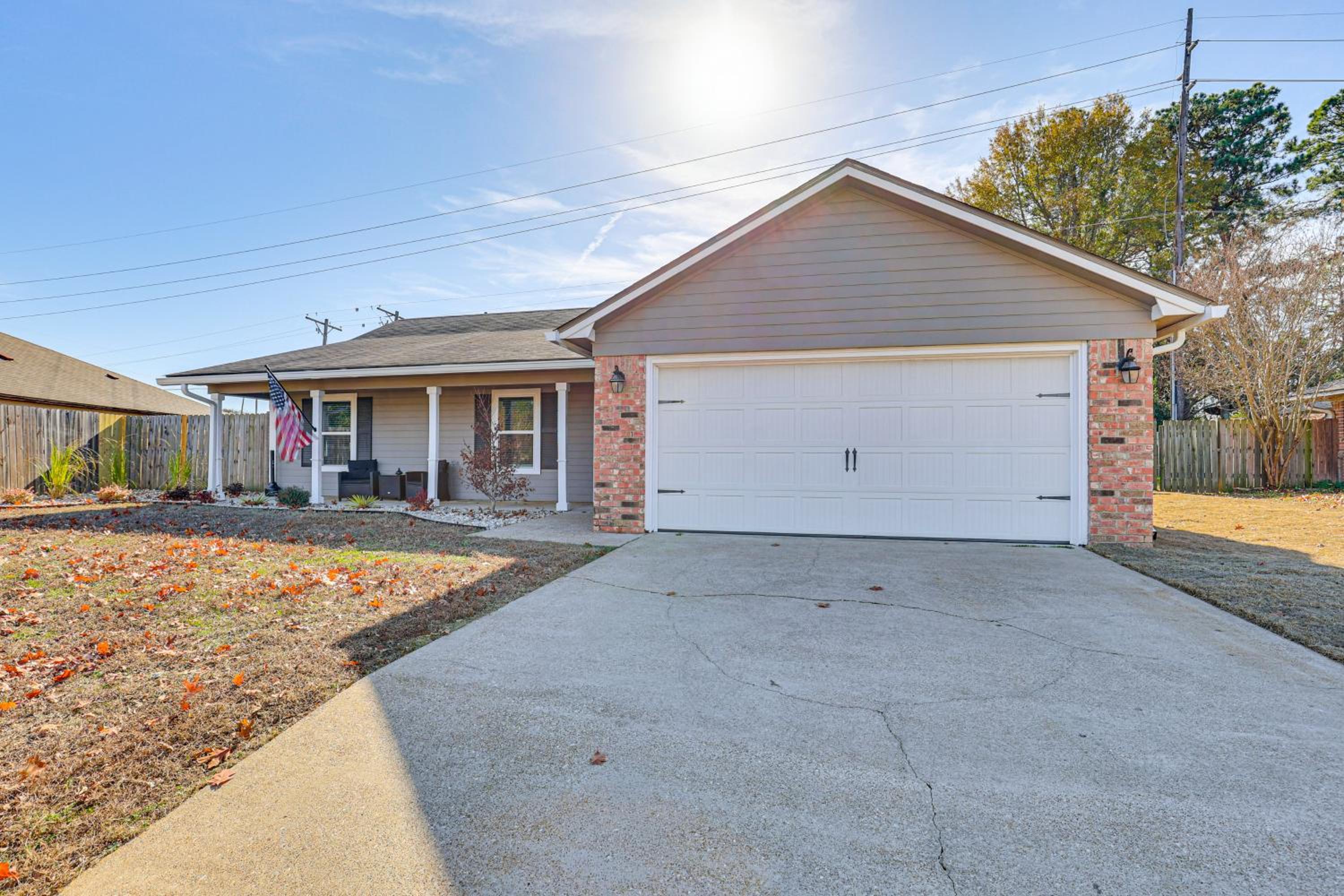 Hot Tub and Fire Pit Home Near Downtown Texarkana
