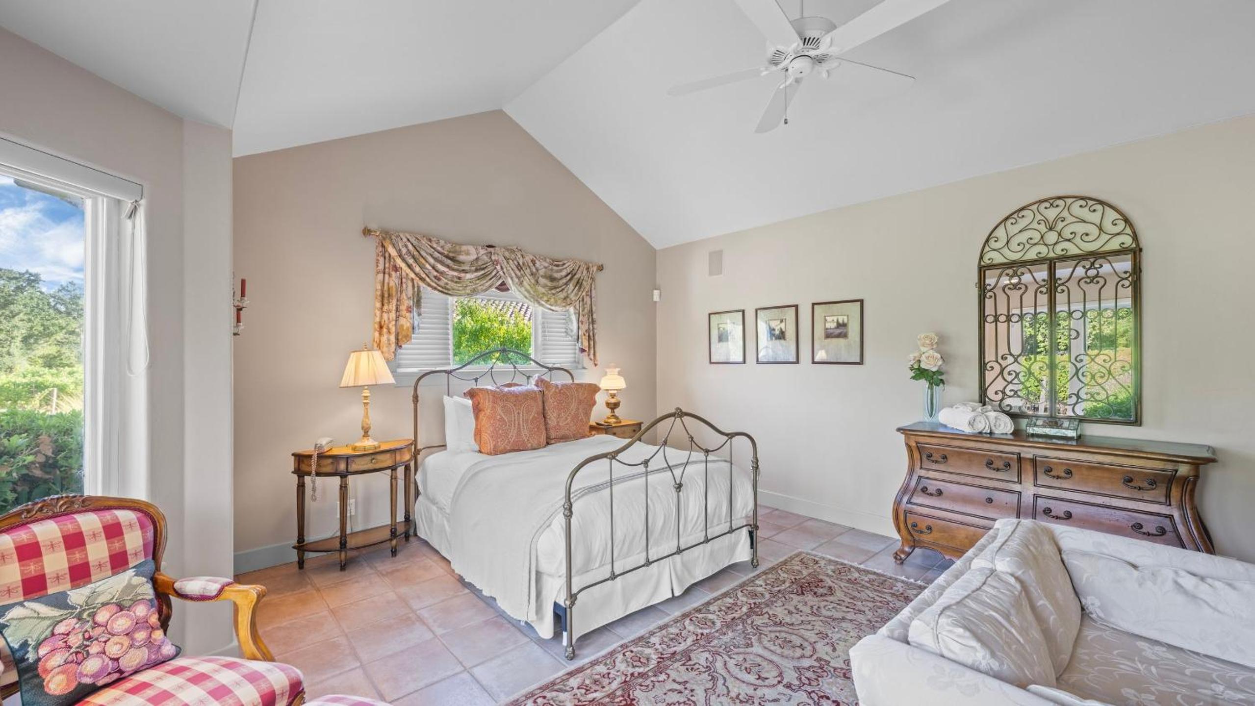 Vineyard Estate w Pool Spa Bocce Ball Mins to Wineries Park Lawndale Manor by AvantStay