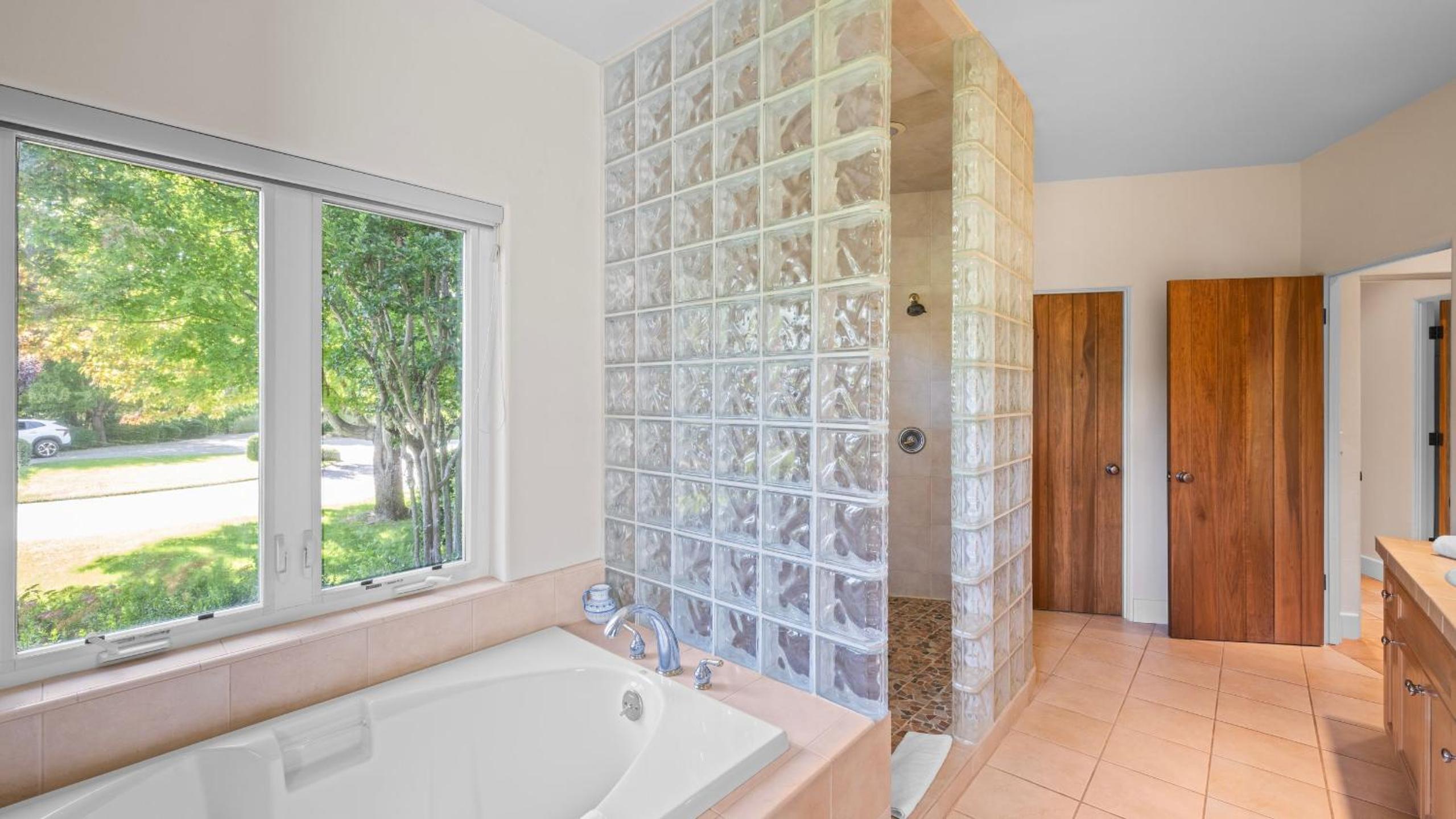 Vineyard Estate w Pool Spa Bocce Ball Mins to Wineries Park Lawndale Manor by AvantStay