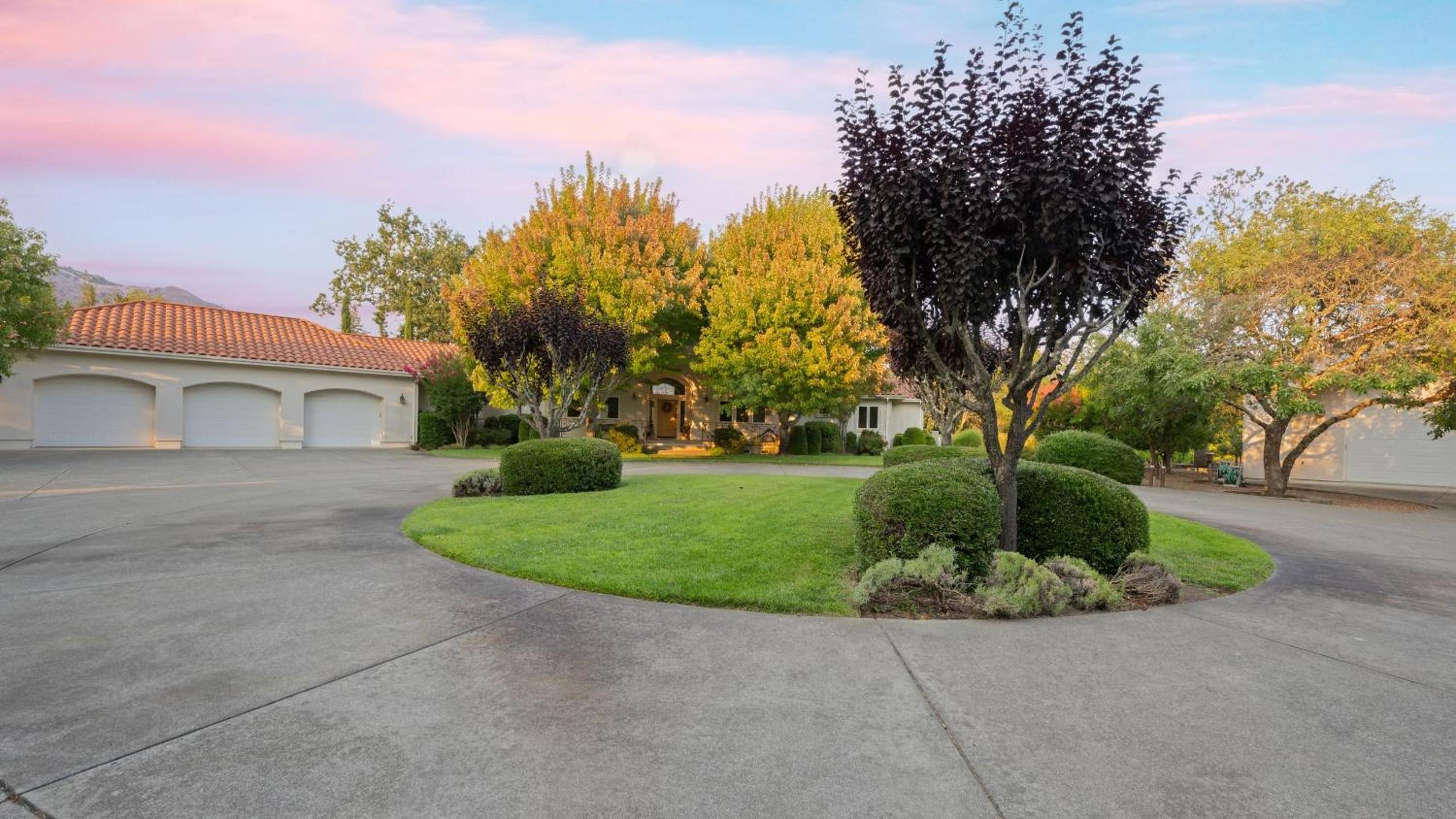 Vineyard Estate w Pool Spa Bocce Ball Mins to Wineries Park Lawndale Manor by AvantStay