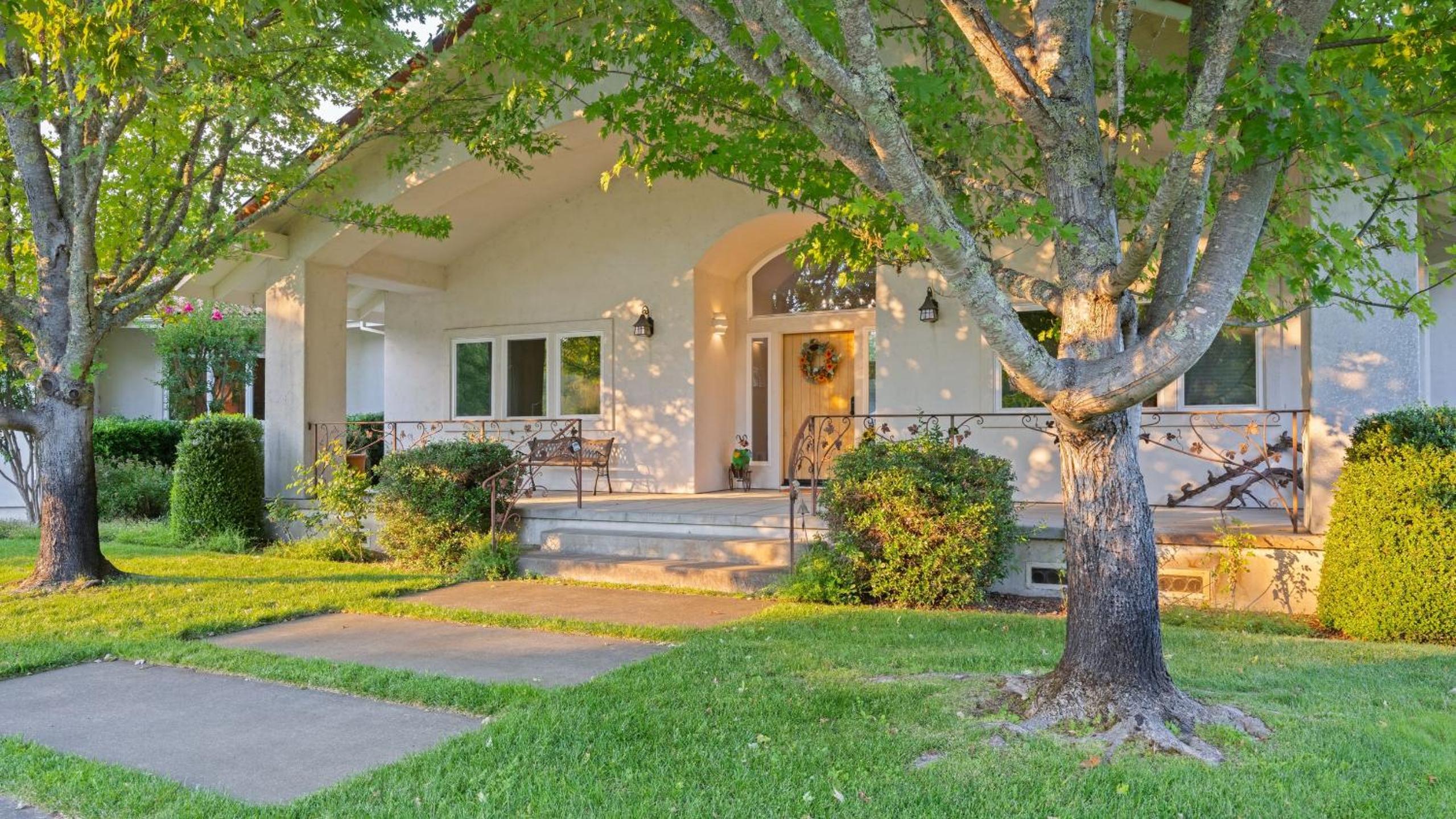Vineyard Estate w Pool Spa Bocce Ball Mins to Wineries Park Lawndale Manor by AvantStay