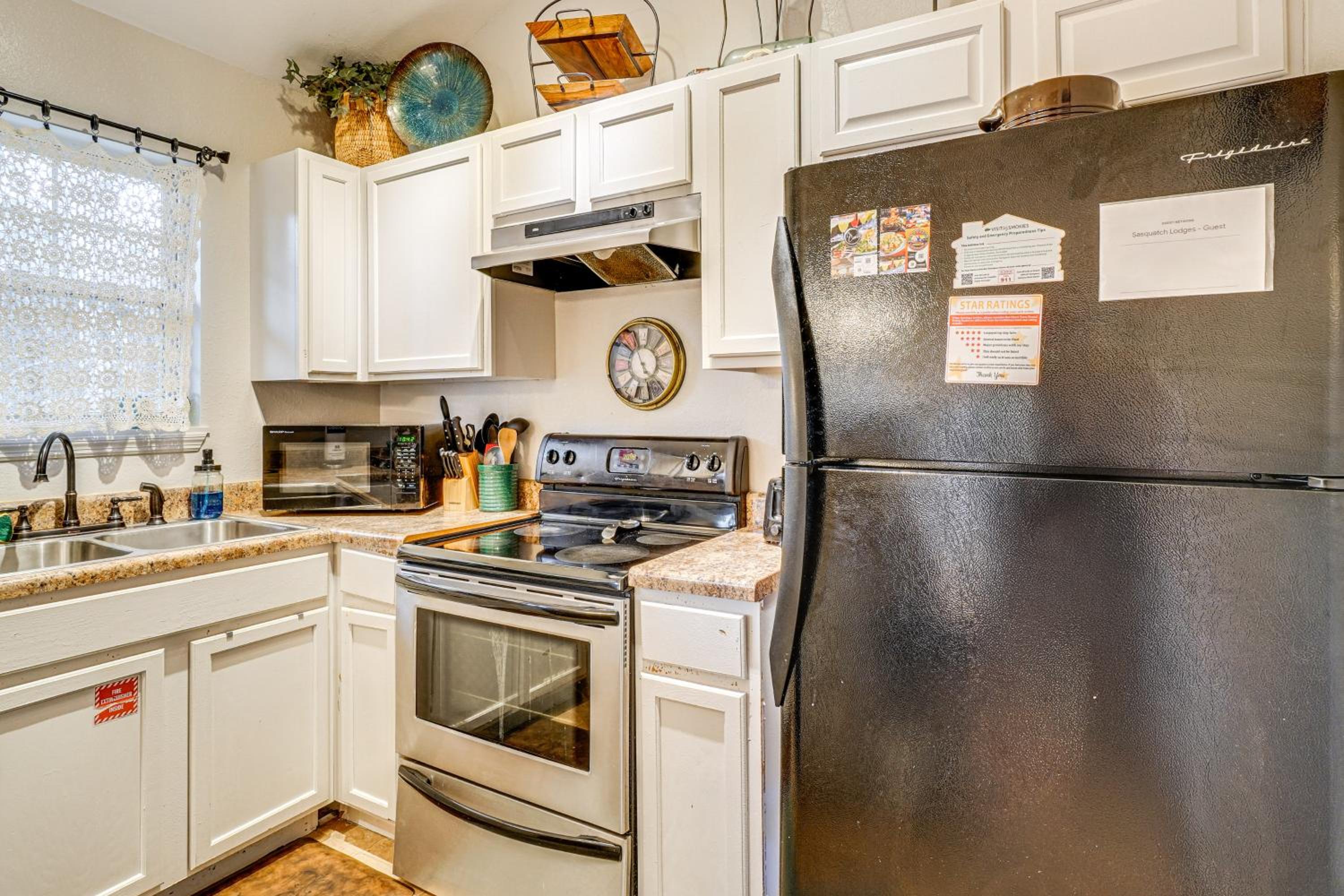 Prime Location! Peaceful Gatlinburg Stay with Deck