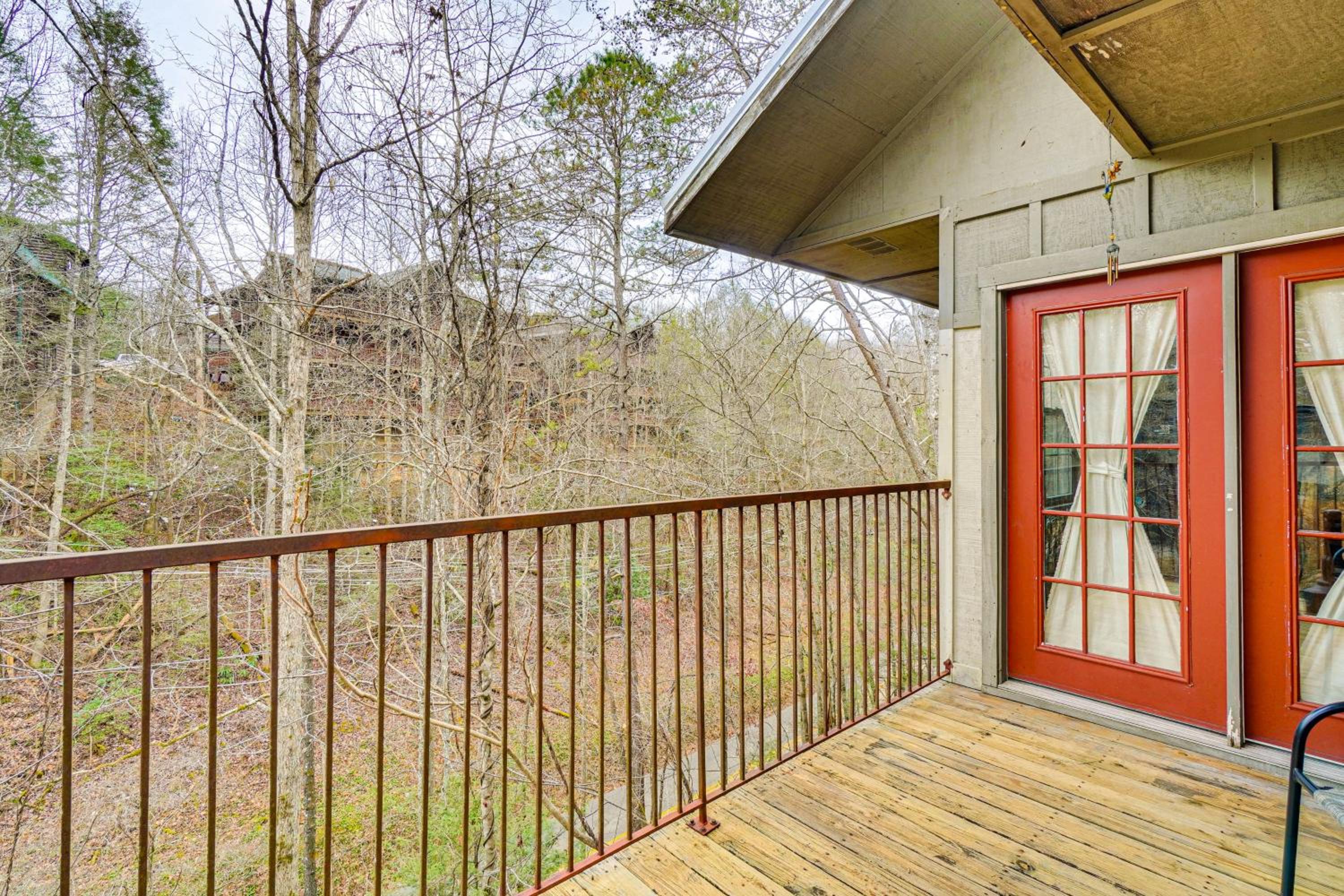 Prime Location! Peaceful Gatlinburg Stay with Deck
